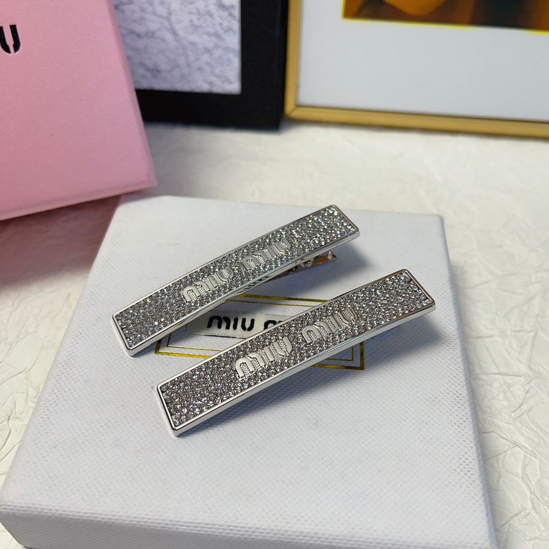 NO:276277,Miumiu Miumiu press clip full diamond logo press clip edge clip bang clip daily exquisite small items, temperament versatile little fairy must-have items, treasure style, recommended style for closed eyes (a pair of hairpins, hairpins, miumiu, hairpins19860909miumiu缪缪 miumiu压夹 满钻logo压夹边夹刘海夹日常精致小单品 气质百搭小仙女必入单品 宝藏款 闭眼入推荐款（一对发夹,发夹,miumiu,hairpins,accessory