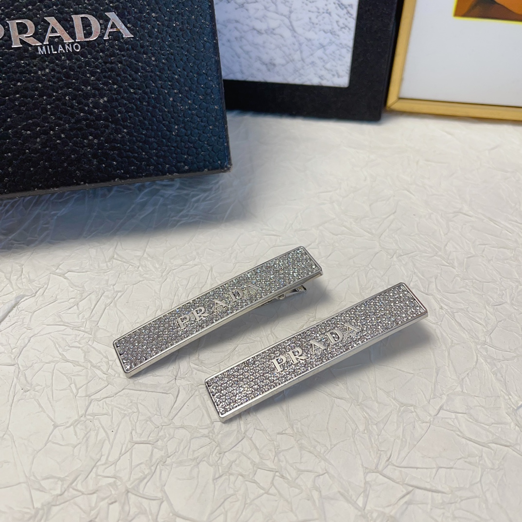 NO:276288,Prada Prada Press Clip Full Diamond Logo Press Clip Edge Clip Bangs Clip Daily exquisite small items, Temperament versatile little fairy must-have items, Treasure model, Eye-Close Recommended (Pair) Hairpins, Hairpins, Prada, Prada, Hairpins19860909Prada普拉达 Prada压夹 满钻logo压夹边夹刘海夹日常精致小单品 气质百搭小仙女必入单品 宝藏款 闭眼入推荐款（一对）发夹,发夹,prada,prada,hairpins,accessory