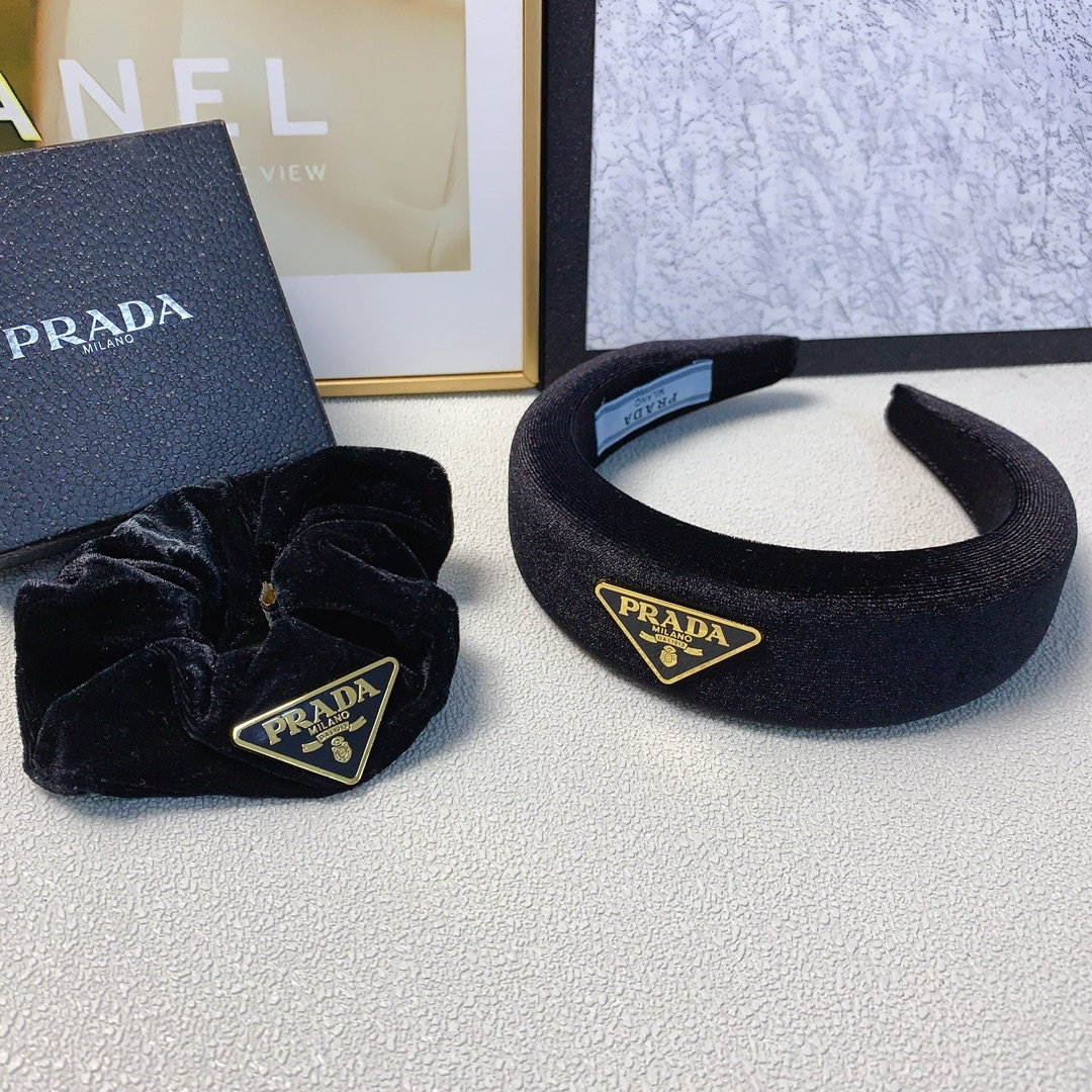 NO:281596,Prada Prada headband Sponge velvet Gaul top new triangle logo headband European and American style versatile daily exquisite small items Little fairy must-in-one items Treasure model Closed eyes recommended (single) hair accessories, hairpins, prada, prada, hairpins19860909Prada普拉达 Prada发箍 海绵丝绒高卢顶新款三角logo发箍欧美风气质百搭 日常精致小单品 小仙女必入单品 宝藏款 闭眼入推荐款（单个）发饰,发夹,prada,prada,hairpins,accessory