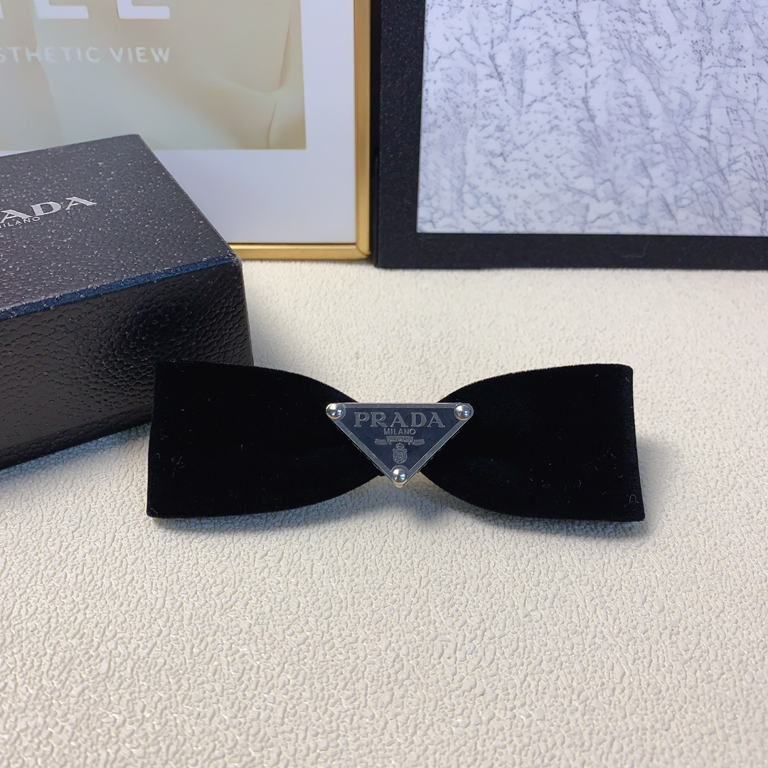 NO:280793,Prada Prada Prada spring clip The same style of Triangle brand velvet hair clip spring clip on the official website The Korean version of the fairy must-in-one item Treasure model Closed eyes Recommended model (single) hair accessories, hair clips, prada, prada, hairpins19860909Prada普拉达 普拉达弹簧夹 官网同款三角牌丝绒发夹弹簧夹 韩版小仙女必入单品 宝藏款 闭眼入推荐款（单个）发饰,发夹,prada,prada,hairpins,accessory
