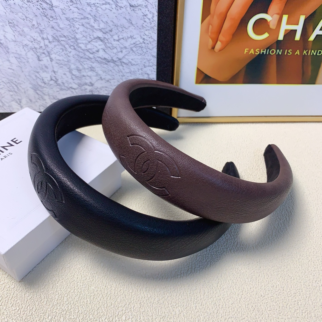 NO:277719,Chanel Xiaoxiang Chanel hairband cowhide printed logo light luxury style hairband temperament versatile little fairy must-apply single product full of celebrity style ~ treasure style closed eyes recommended (single) hairpins, hairpins, chanel, cowhide, hairpins19860909chanel小香 chanel发箍 牛皮印花logo轻奢风发箍气质百搭小仙女必入单品名媛风十足～宝藏款 闭眼入推荐款（单个）发夹,发夹,chanel,cowhide,hairpins,accessory