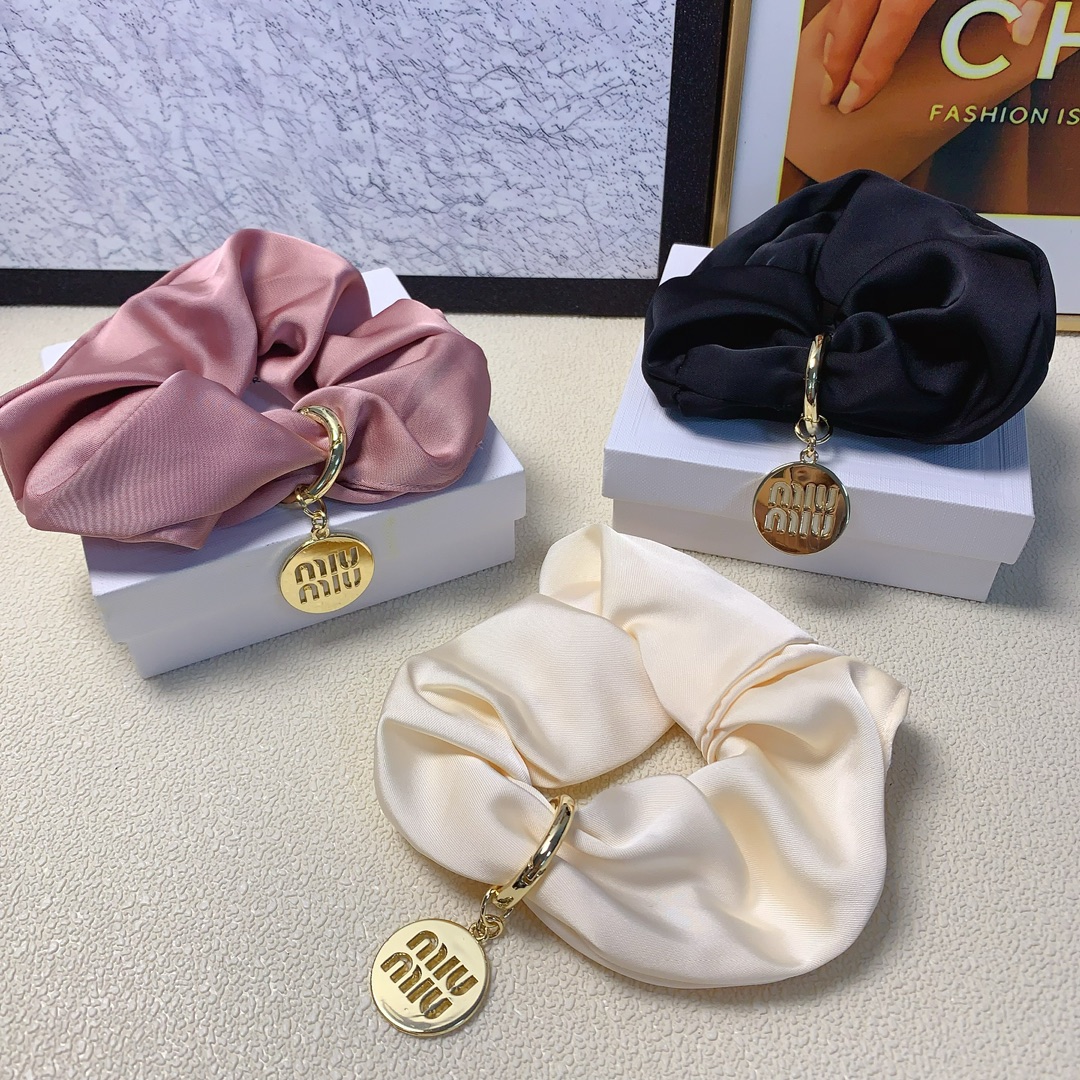 NO:300973,35 miumiu miumiu rubber band satin tag logo rubber band hair ring daily exquisite small items temperament versatile little fairy must-apple item Treasure style closed eyes recommended (single) hairpin, hairpin, miumiu, hairpins1986090935 miumiu缪缪 miumiu皮筋 缎面吊牌logo皮筋发圈日常精致小单品气质百搭小仙女必入单品 宝藏款 闭眼入推荐款（单个）发夹,发夹,miumiu,hairpins,accessory