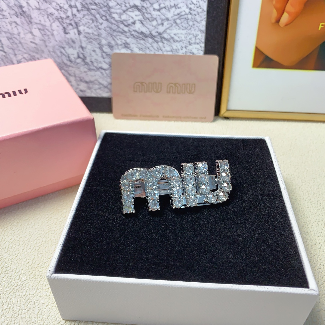 NO:276861,Miu Miu Miu Miu Miu hairpin The same spring clip clip on the official website. A must-have item for a fairy with temperament and versatility. Treasure style. Recommended style for closed eyes (single) hair accessories, hairpins, miumiu, hairpins19860909Miu Miu缪缪 miumiu发夹 官网同款弹簧夹边夹 气质百搭小仙女必入单品 宝藏款 闭眼入推荐款（单）发饰,发夹,miumiu,hairpins,accessory