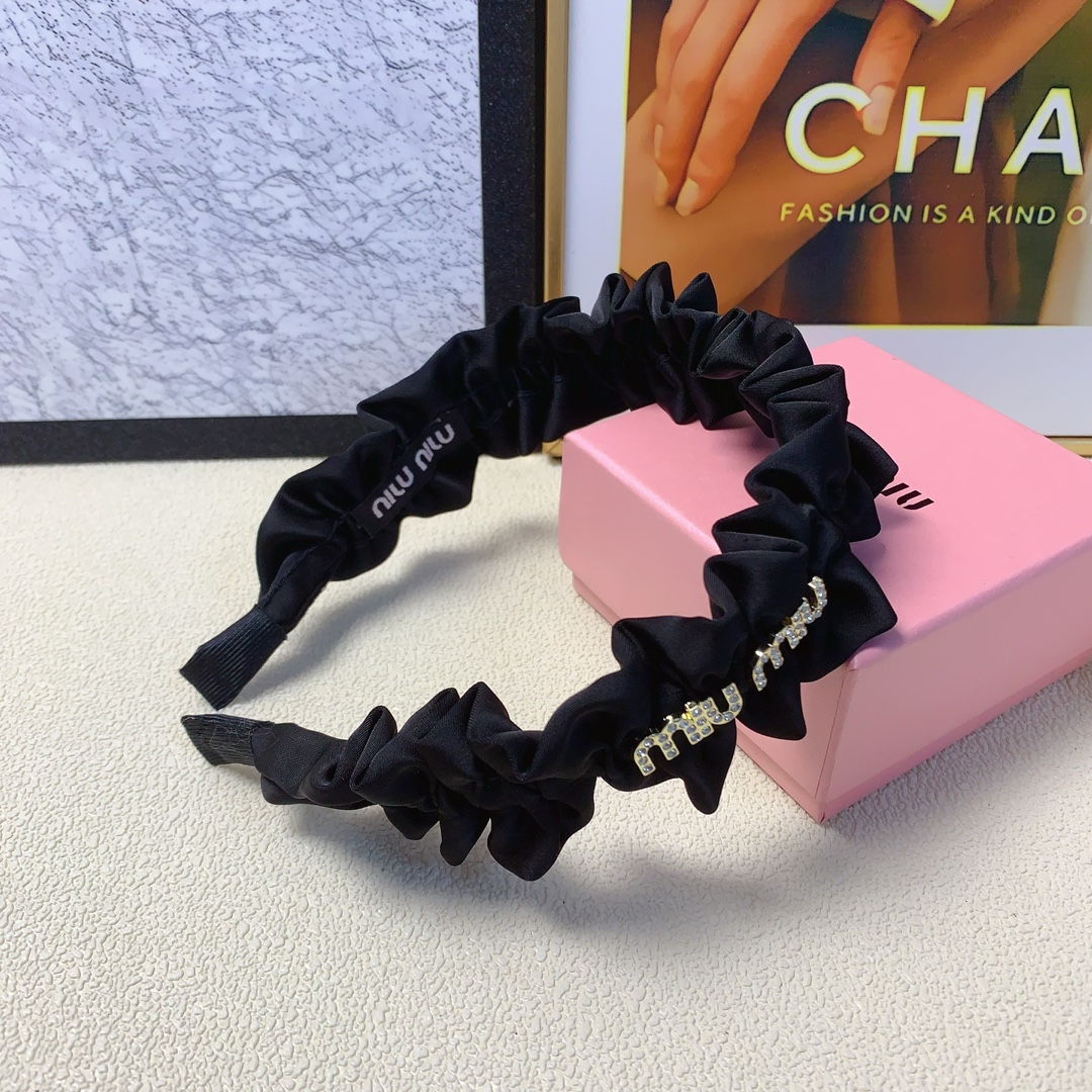 NO:277494,Miumiu Miumiu hairband, wrinkled logo hairband, European and American fashion hairband, daily exquisite items, simple and fashionable temperament, versatile and must-have items for fairies, treasure style, closed eyes and recommended style (single) hairpins, hairpins, miumiu, hairpins19860909miumiu缪缪 miumiu发箍 褶皱logo发箍 欧美时尚发箍 日常精致小单品 简约时尚气质百搭小仙女必入单品 宝藏款 闭眼入推荐款（单个）发夹,发夹,miumiu,hairpins,accessory