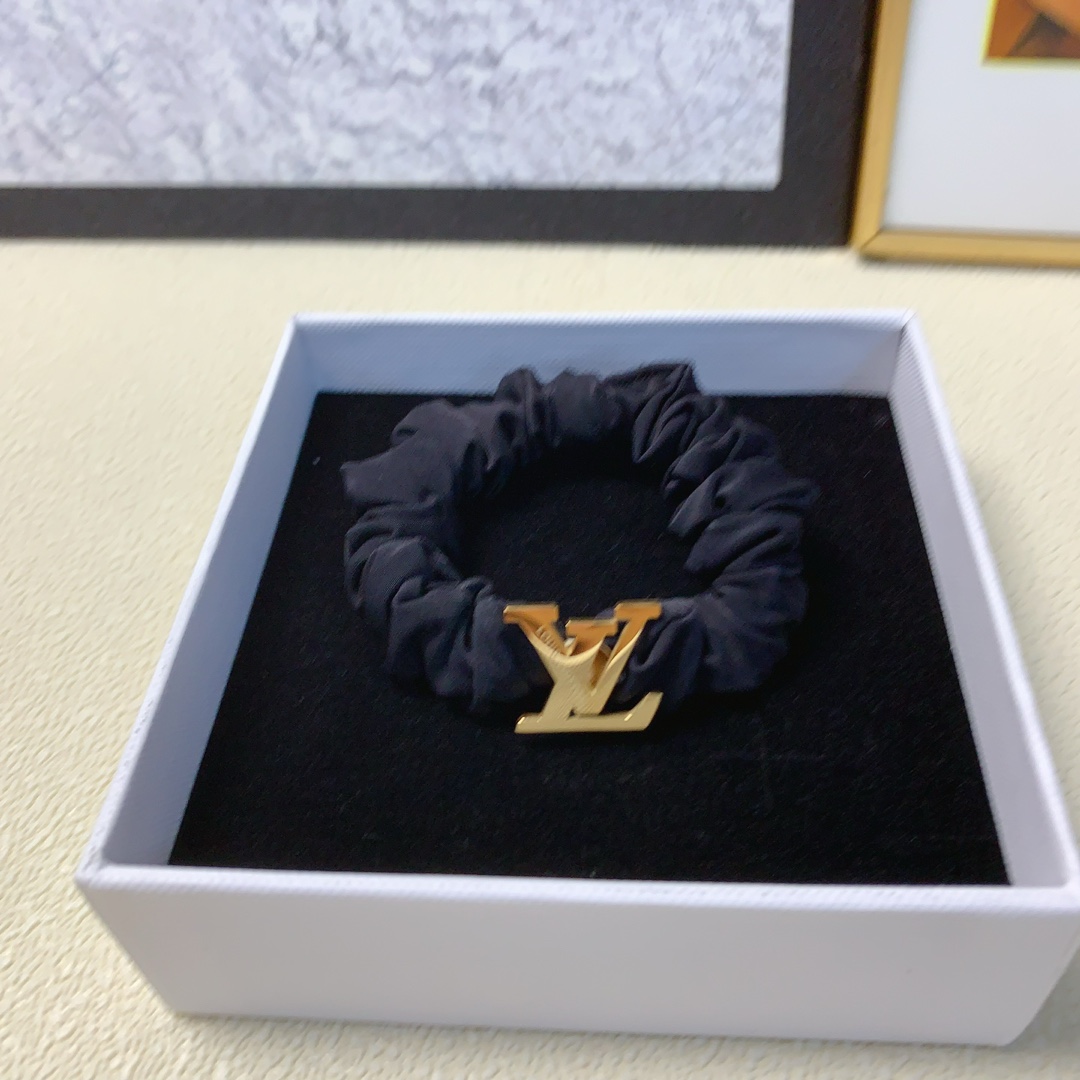 NO:281334,LV Louis Vuitton Donkey Brand Band New Titanium Steel Logo Band Hair Circle Daily Delicate Small Products Temperament Versatile Little Fairy Must-Entertained Products Treasure Style Closed Eye Recommended (Single) Hair Accessories, Hairpins, louis vuitton, louis vuitton, louis vuitton, louis vuitton, hairpins19860909LV路易威登 驴牌皮筋 新款钛钢logo皮筋发圈日常精致小单品气质百搭小仙女必入单品 宝藏款 闭眼入推荐款（单个）发饰,发夹,louis vuitton,louis vuitton,louis vuitton,hairpins,accessory