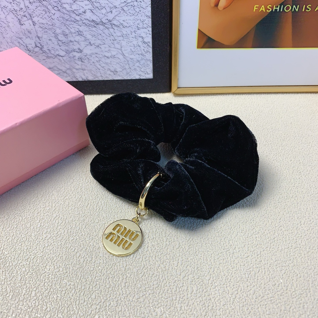 NO:280039,miumiu miumiu rubber band velvet tag logo rubber band hair ring daily exquisite small items temperament versatile little fairy must-have items Treasure style Close eyes recommended (single) hair accessories, hairpins, miumiu, hairpins19860909miumiu缪缪 miumiu皮筋 丝绒吊牌logo皮筋发圈日常精致小单品气质百搭小仙女必入单品 宝藏款 闭眼入推荐款（单个）发饰,发夹,miumiu,hairpins,accessory