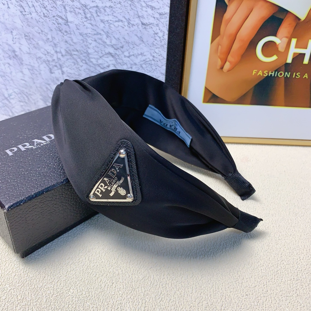 NO:277487,Prada Prada hairband New triangle logo hairband European and American style versatile daily exquisite items Little fairy must-have items Treasure style Recommended style closed eyes (single hairpin, hairpin, prada, prada, hairpins19860909Prada普拉达 Prada发箍 新款三角logo发箍欧美风气质百搭 日常精致小单品 小仙女必入单品 宝藏款 闭眼入推荐款（单个发夹,发夹,prada,prada,hairpins,accessory