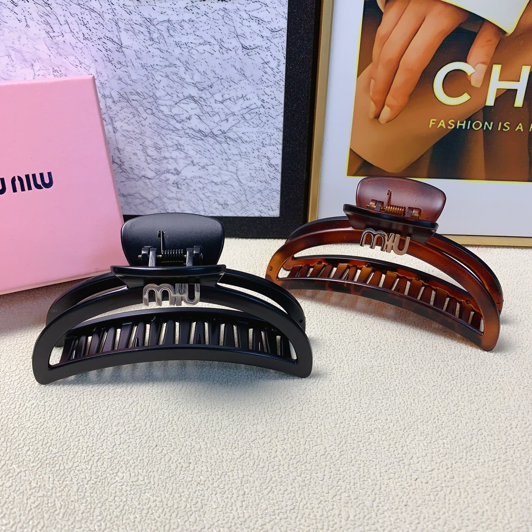 NO:277994,Miumiu Miumiu Miumiu clip new titanium steel logo clip versatile temperament and exquisite daily items. Must-in-apple items for fairies. Treasure model. Recommended version for closed eyes (single with hairband box), hairpins, miumiu, hairpins19860909miumiu缪缪 miumiu抓夹 新款钛钢logo抓夹 气质百搭 日常精致小单品 小仙女必入单品 宝藏款 闭眼入推荐款（单个配发箍盒）,发夹,miumiu,hairpins,accessory