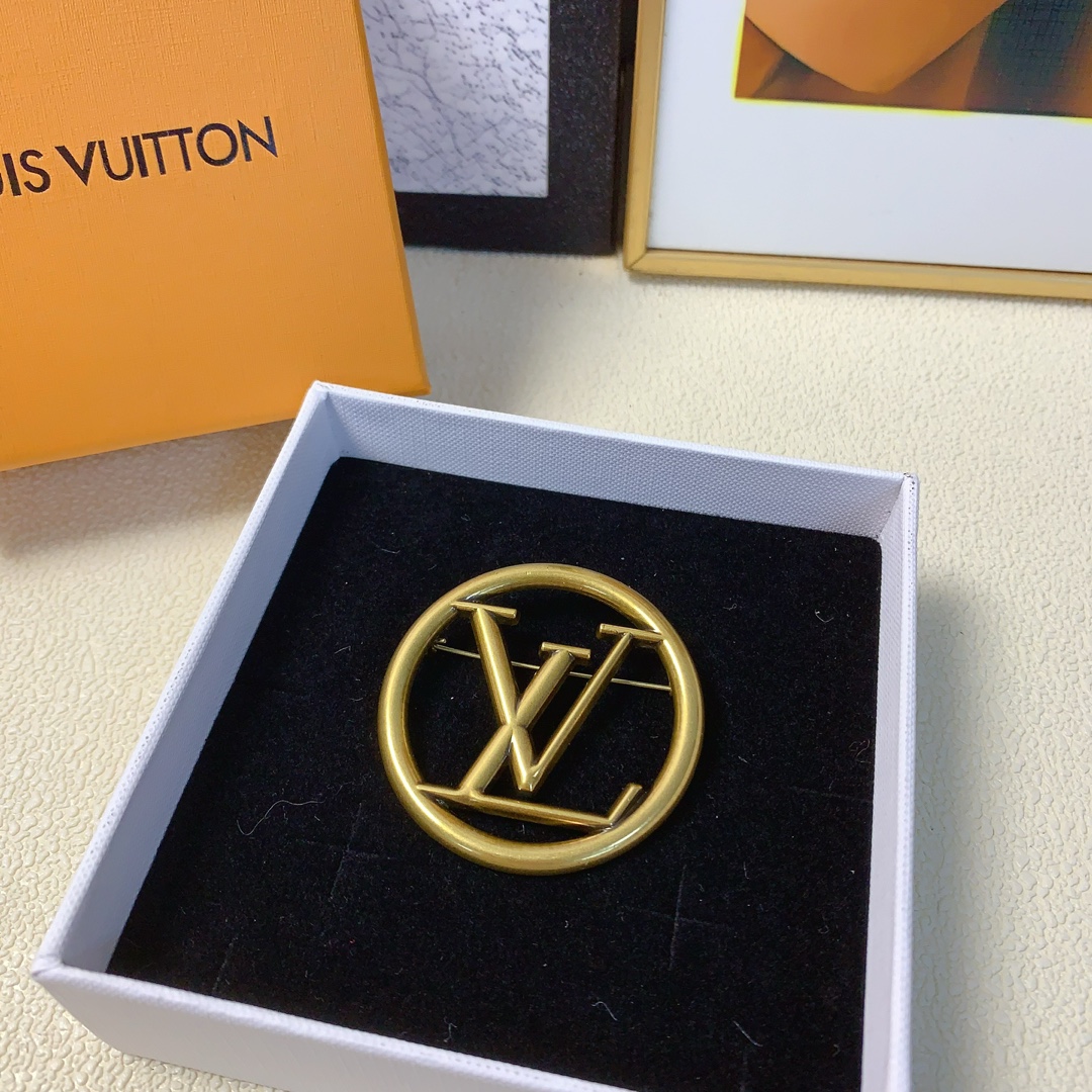 NO:279948,LV Louis Vuitton Donkey Brooch New Simple Logo Brooch Retro Atmospheric and High-end Exquisite Little Fairy Must-Entered Single Product Treasure Style Closed Eye-Entered Recommended Hair Accessories, Hairpins, louis vuitton, louis vuitton, louis vuitton, brooch, breastpin, hairpins19860909LV路易威登 驴牌胸针 新款简约logo胸针复古大气上档次精致小仙女必入单品宝藏款 闭眼入推荐款（单个）发饰,发夹,louis vuitton,louis vuitton,louis vuitton,brooch，breastpin,hairpins,accessory
