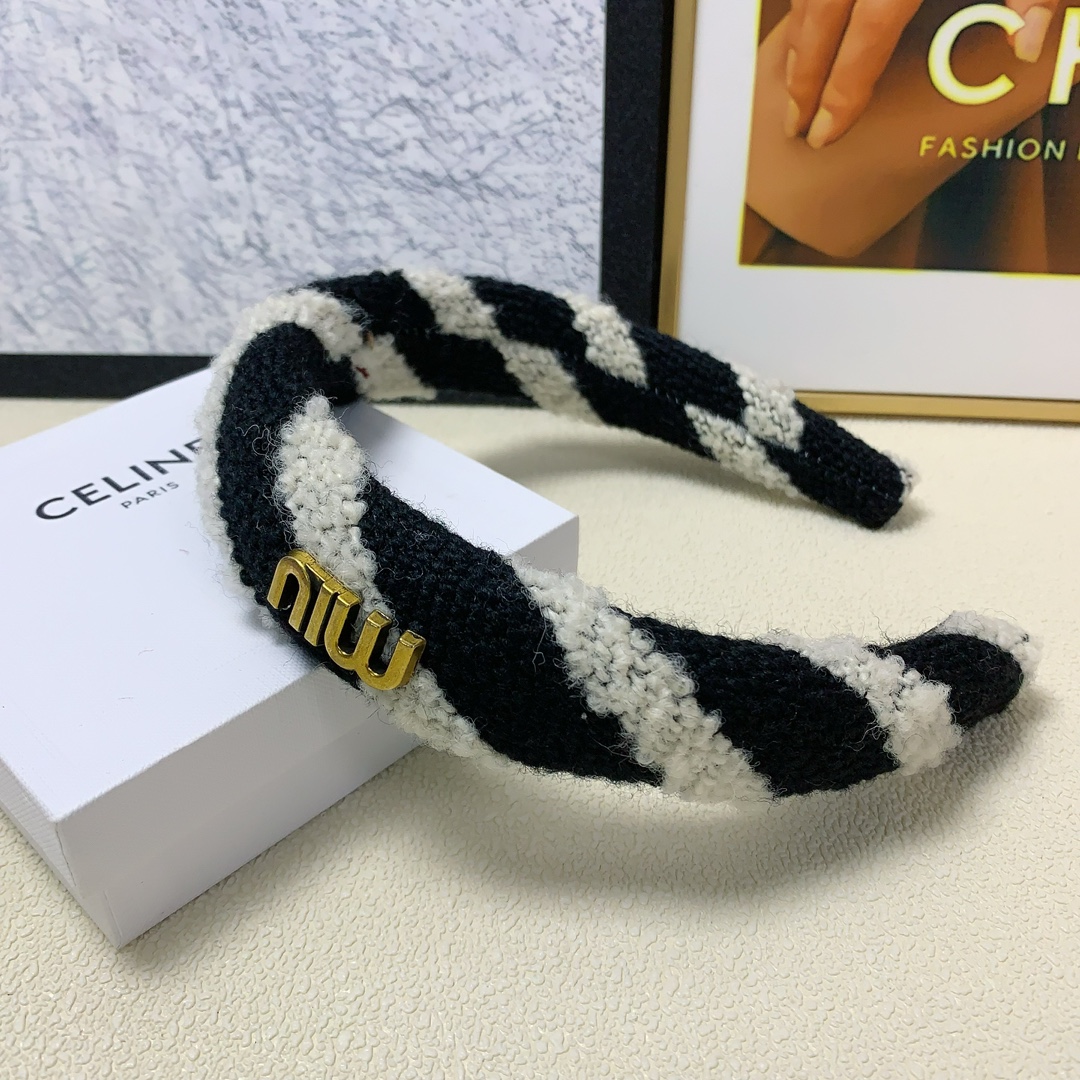 NO:276072,miu miu miu miu miu hairband wool logo light luxury style hairband temperament versatile little fairy must-apply single product full of celebrity style ~ treasure style recommended style closed eyes (single hairpins, hairpins, miumiu, hairpins19860909miu miu缪缪 miu miu发箍 羊毛logo轻奢风发箍气质百搭小仙女必入单品名媛风十足～宝藏款 闭眼入推荐款（单个发夹,发夹,miumiu,hairpins,accessory