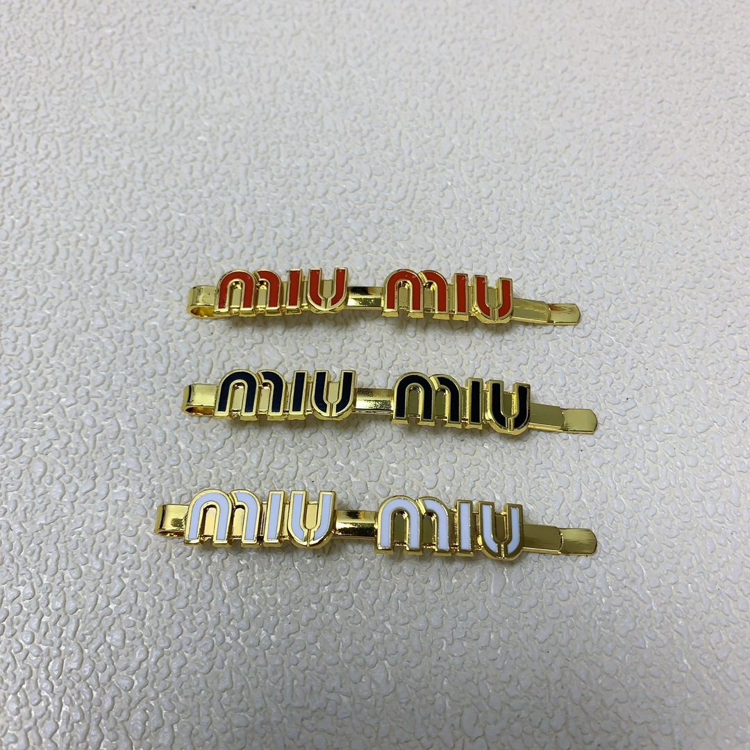 NO:277592,Miumiu Miumiu press clip One-line logo press clip edge clip bang clip daily exquisite small items, temperament versatile little fairy must-apply items, treasure style, closed eyes recommended (single) hairpin, hairpin, miumiu, hairpins19860909miumiu缪缪 miumiu压夹 一字logo压夹边夹刘海夹日常精致小单品 气质百搭小仙女必入单品 宝藏款 闭眼入推荐款（单）发夹,发夹,miumiu,hairpins,accessory