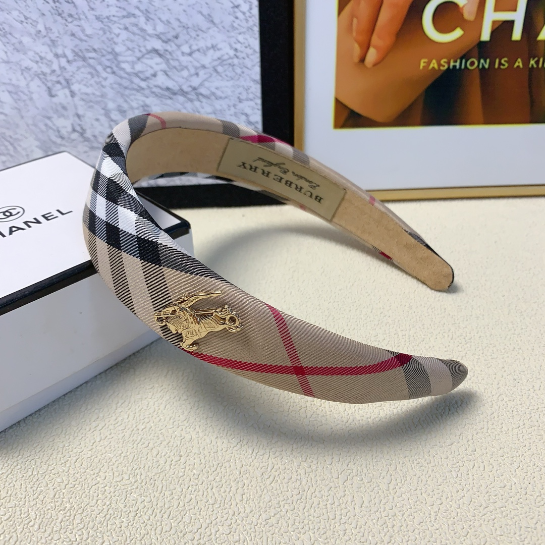 NO:276834,Burberry Burberry Headband New Knight logo Burberry Headband Simple and versatile (single) hair accessories, hairpins, burberry, burberry, hairpins19860909Burberry巴宝莉 巴宝莉发箍 新款骑士logo巴宝莉发箍 简约百搭（单个）发饰,发夹,burberry,burberry,hairpins,accessory