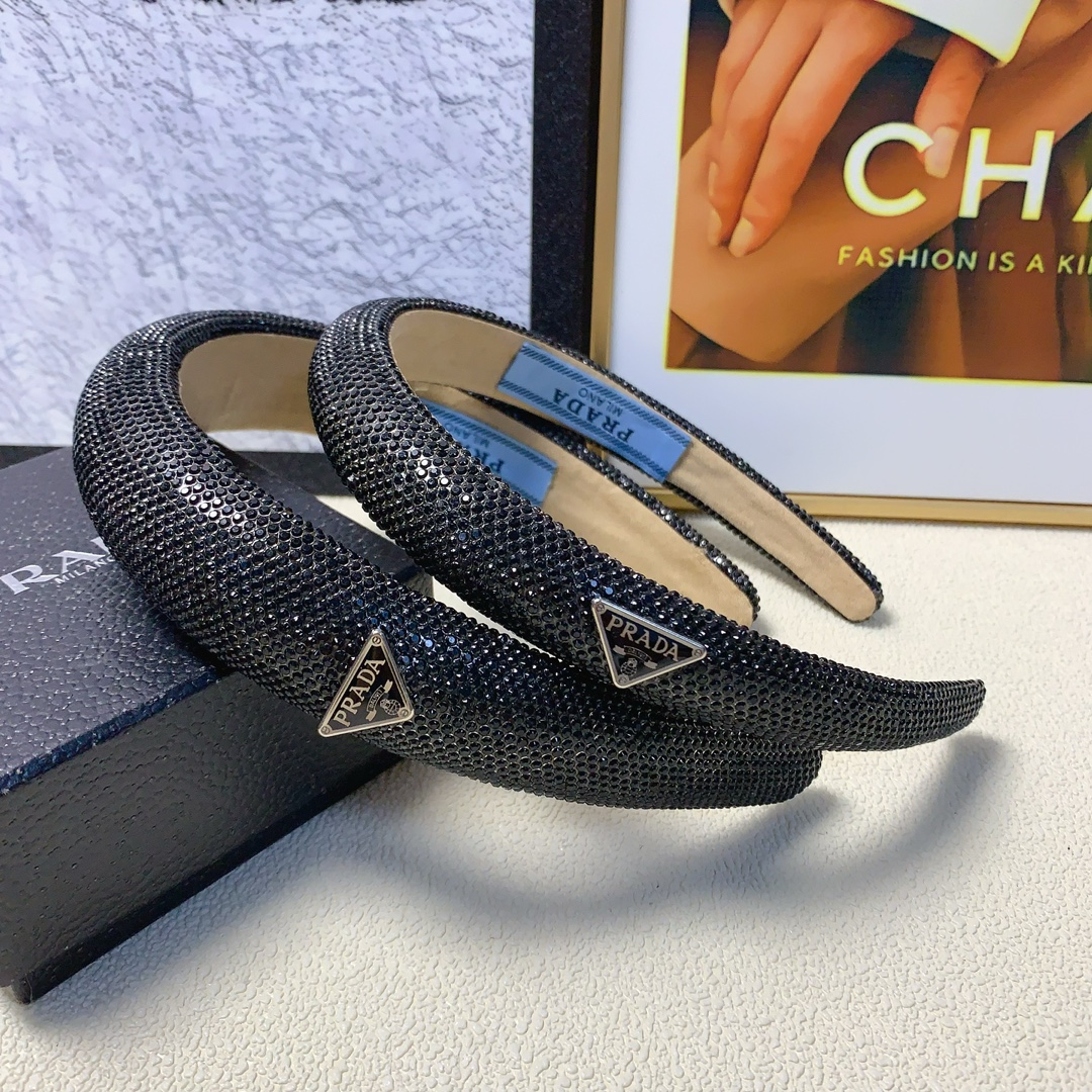 NO:300371,45 rada rada hairband full diamond triangle logo European and American style light luxury style hairband temperament versatile little fairy must enter single product full of celebrity style ~ treasure style closed eyes recommended (single) hairpins, hairpins, prada, prada, hairpins1986090945 rada普拉达 rada发箍 满钻三角logo欧美风轻奢风发箍气质百搭小仙女必入单品名媛风十足～宝藏款 闭眼入推荐款（单个）发夹,发夹,prada,prada,hairpins,accessory