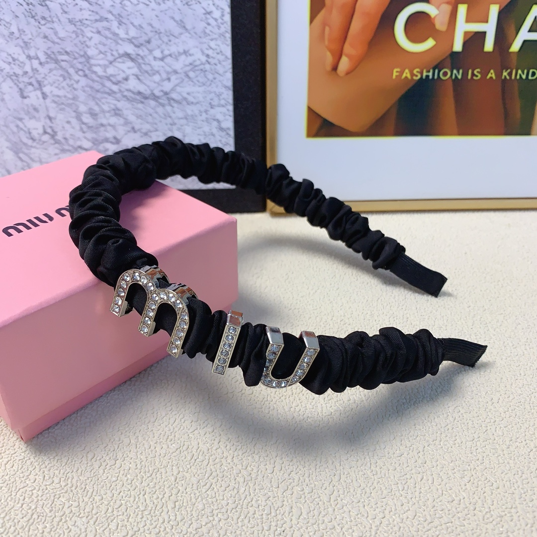 NO:281331,Miumiu Miumiu hairband, diamond-inlaid logo hairband, versatile temperament, daily exquisite items, must-have items for fairies, treasure style, recommended style for closed eyes (single) hair accessories, hairpins, miumiu, hairpins19860909miumiu缪缪 miumiu发箍 镶钻logo发箍气质百搭 日常精致小单品 小仙女必入单品 宝藏款 闭眼入推荐款（单个）发饰,发夹,miumiu,hairpins,accessory