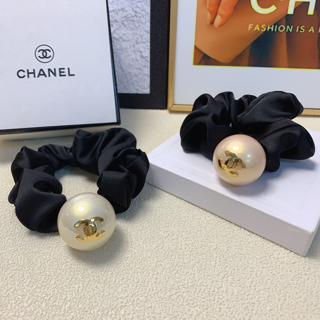 NO:277829,Chanel Xiaoxiang Chanel rubber band titanium steel logo pearl rubber band hair ring daily exquisite items Temperament versatile little fairy must-have items Treasure style Close eyes recommended (single) hairpins, hairpins, chanel, hairpins19860909chanel小香 chanel皮筋 钛钢logo珍珠皮筋发圈 日常精致小单品 气质百搭小仙女必入单品 宝藏款 闭眼入推荐款（单个）发夹,发夹,chanel,hairpins,accessory