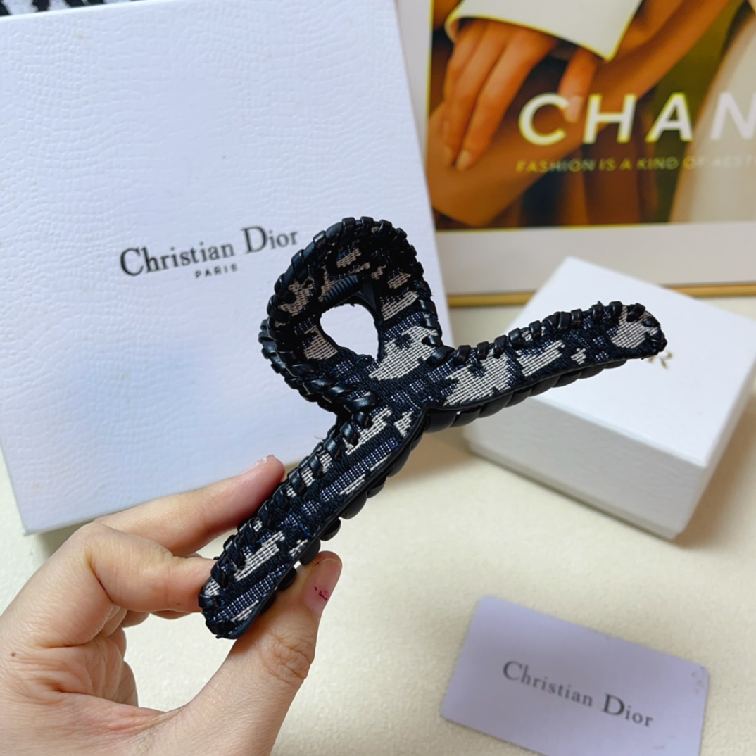 NO:277986,DIOR Dior clips, popular presbyterian logo clips, versatile temperament, daily exquisite items, must-have items for fairies, treasure style, recommended style for closed eyes (single hairband box), hairpins, dior, dior, hairpins19860909DIOR迪奥 Dior抓夹 爆款老花logo抓夹 气质百搭 日常精致小单品 小仙女必入单品 宝藏款 闭眼入推荐款（单个配发箍盒）,发夹,dior,dior,hairpins,accessory