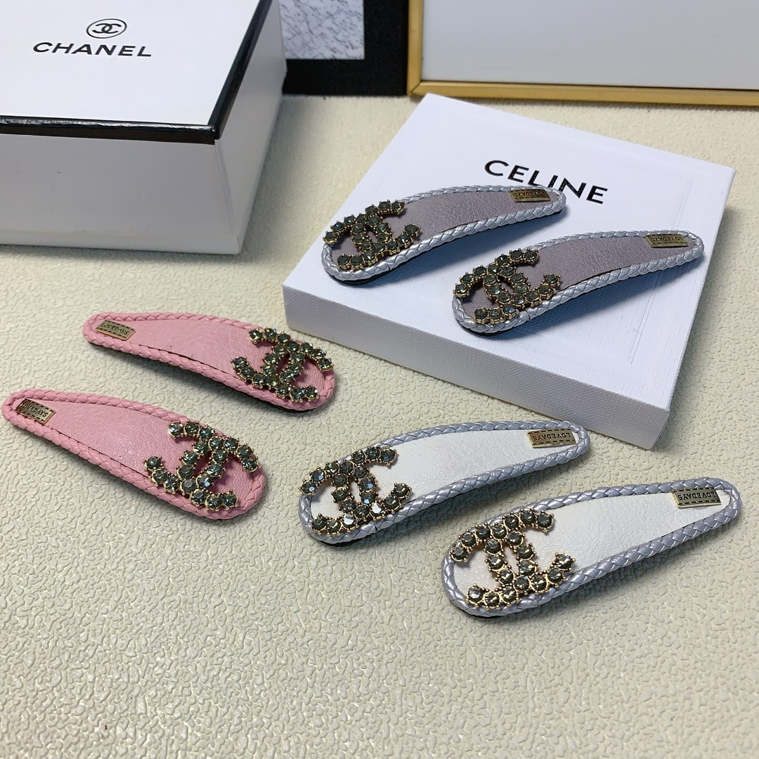 NO:276046,Chanel Xiaoxiang Chanel hairpin lychee pattern full diamond logo edge clip BB clip Temperament versatile little fairy must-have item Treasure style Close eyes recommended style (a pair of hairpins, hairpins, chanel, hairpins19860909Chanel小香 Chanel发夹 荔枝纹满钻logo边夹BB夹 气质百搭小仙女必入单品 宝藏款 闭眼入推荐款（一对发夹,发夹,chanel,hairpins,accessory