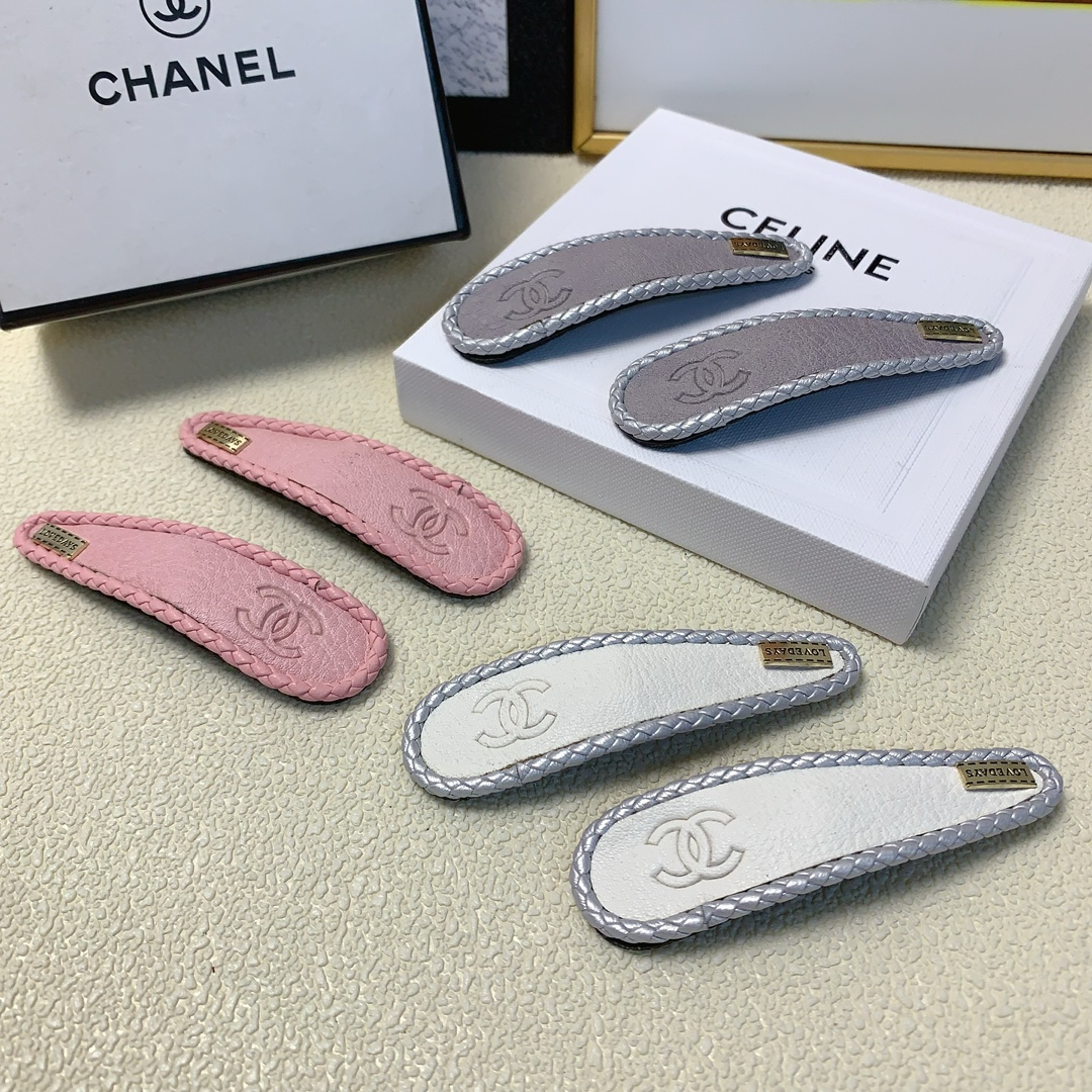 NO:276041,Chanel Xiaoxiang Chanel hairpins, lychee pattern logo edge clip BB clip, versatile temperament, must-have item for a fairy, treasure style, recommended style for closed eyes (a pair of hairpins, hairpins, chanel, hairpins19860909Chanel小香 Chanel发夹 荔枝纹logo边夹BB夹 气质百搭小仙女必入单品 宝藏款 闭眼入推荐款（一对发夹,发夹,chanel,hairpins,accessory