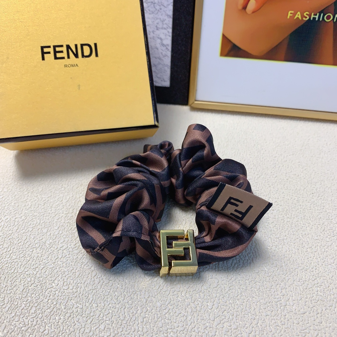 NO:281332,Fendi Fendi Fendi rubber band, presbyopia titanium steel logo rubber band hair ring, daily exquisite items, temperament and versatile little fairy must-have items, treasure style, closed eyes and recommended style (single) hair accessories, hairpins, fendi, fendi, fendi, hairpins19860909Fendi芬迪 Fendi皮筋 老花钛钢logo皮筋发圈 日常精致小单品 气质百搭小仙女必入单品 宝藏款 闭眼入推荐款（单个）发饰,发夹,fendi,fendi,hairpins,accessory