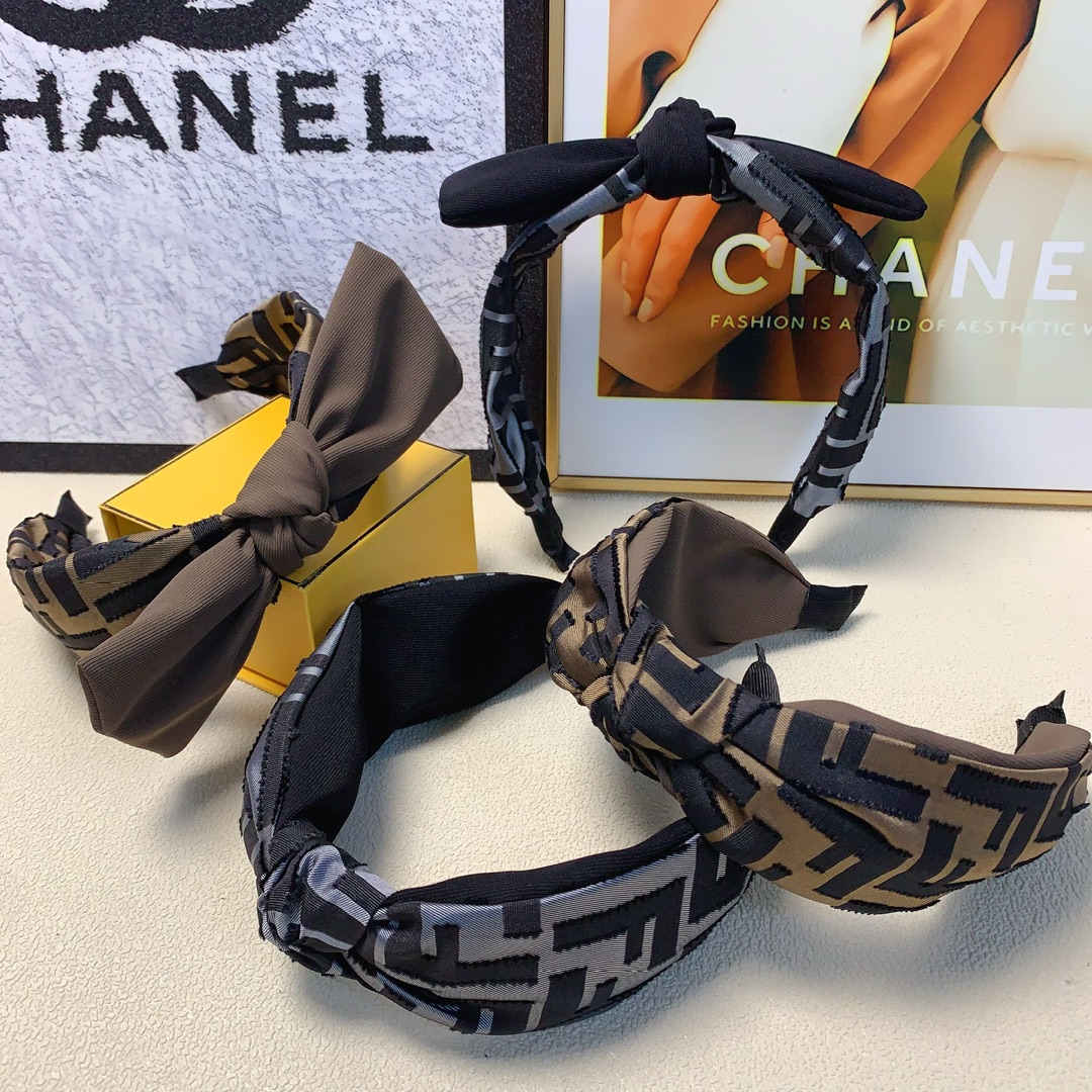 NO:276244,Fendi Fendi Fendi headband New old-fashioned logo bow headband Fashionable temperament versatile little fairy must-have item Treasure style Closed eyes recommended (single.p hairpins, hairpins, fendi, fendi, fendi, hairpins19860909Fendi芬迪 Fendi发箍 新款老花logo蝴蝶结发箍 时尚气质百搭小仙女必入单品 宝藏款 闭眼入推荐款（单.p发夹,发夹,fendi,fendi,hairpins,accessory