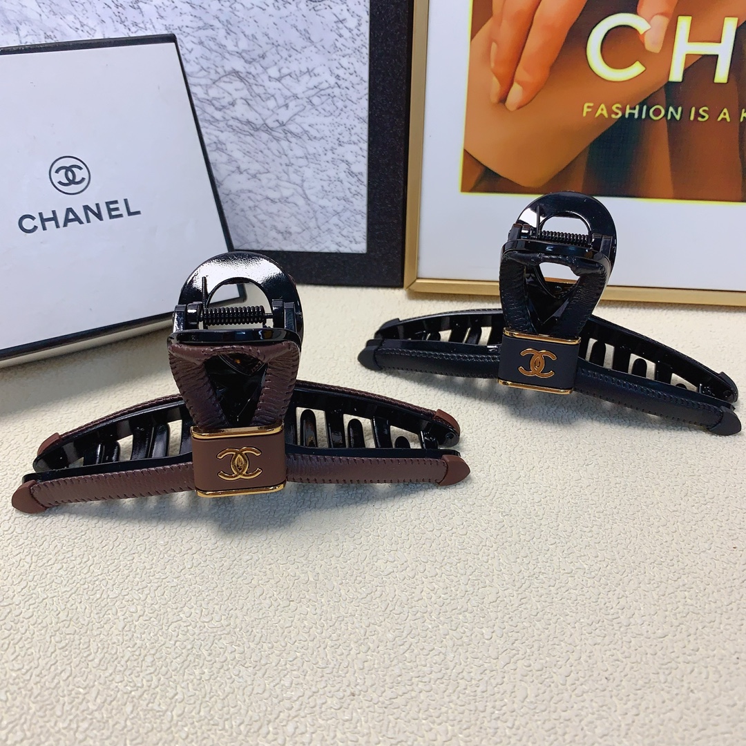 NO:276252,Chanel Xiaoxiang Chanel clip retro cowhide logo clip versatile temperament and exquisite daily items. Must-in-place items for fairies. Treasure style. Recommended style for closed eyes (single with hairband box) hairpins, hairpins, chanel, cowhide, hairpins19860909chanel小香 chanel抓夹 复古牛皮logo抓夹 气质百搭 日常精致小单品 小仙女必入单品 宝藏款 闭眼入推荐款（单个配发箍盒）发夹,发夹,chanel,cowhide,hairpins,accessory