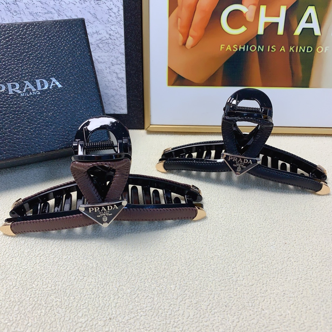 NO:276255,Prada Prada Prada clip retro cowhide triangle logo clip versatile temperament and exquisite daily items, must-have items for fairies, treasure style, recommended style for closed eyes (single with hairband box) hairpins, hairpins, prada, prada, cowhide, hairpins19860909Prada普拉达 Prada抓夹 复古牛皮三角logo抓夹 气质百搭 日常精致小单品 小仙女必入单品 宝藏款 闭眼入推荐款（单个配发箍盒）发夹,发夹,prada,prada,cowhide,hairpins,accessory