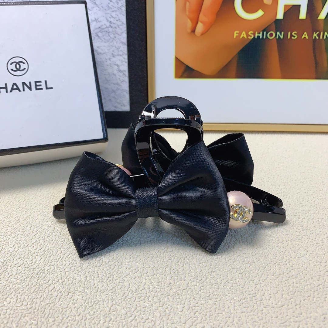NO:276262,Chanel Xiaoxiang Chanel clip, bow-tie pearl logo clip, versatile temperament, daily exquisite items, must-have items for fairies, treasure style, recommended style for closed eyes (single hairband box) hairpins, hairpins, chanel, hairpins19860909chanel小香 chanel抓夹 蝴蝶结珍珠logo抓夹 气质百搭 日常精致小单品 小仙女必入单品 宝藏款 闭眼入推荐款（单个配发箍盒）发夹,发夹,chanel,hairpins,accessory