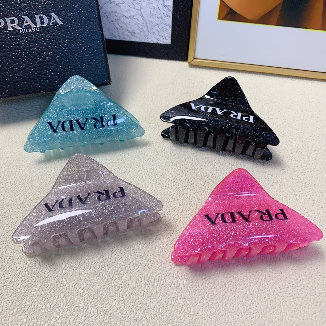 NO:276274,Prada Prada clips, new spring and summer acrylic logo pearl clips, versatile temperament, daily exquisite items, must-have items for fairies, treasure style, recommended style for closed eyes (single) hairpins, hairpins, prada, prada, hairpins19860909Prada普拉达 Prada抓夹 春夏新款亚克力logo珠光抓夹 气质百搭 日常精致小单品 小仙女必入单品 宝藏款 闭眼入推荐款（单个）发夹,发夹,prada,prada,hairpins,accessory