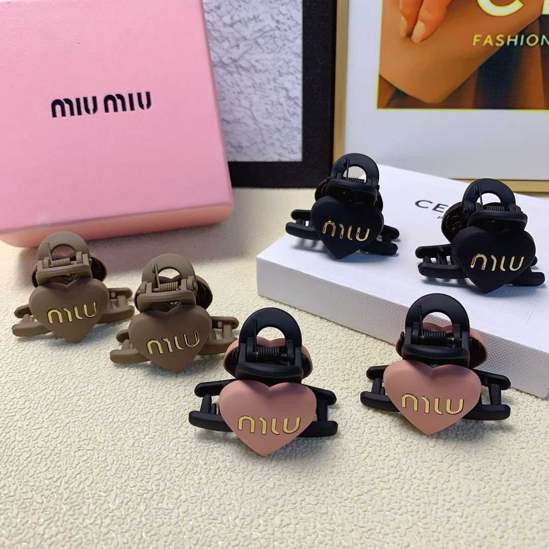 NO:276250,Miumiu Miumiu Clip Love logo clip Korean version small edge clip Exquisite fairy must-in-one item Treasure style Recommended style closed eyes (a pair of hairpins, hairpins, miumiu, hairpins19860909miumiu缪缪 miumiu抓夹 爱心logo抓夹韩版小边夹 精致小仙女必入单品 宝藏款 闭眼入推荐款（一对发夹,发夹,miumiu,hairpins,accessory