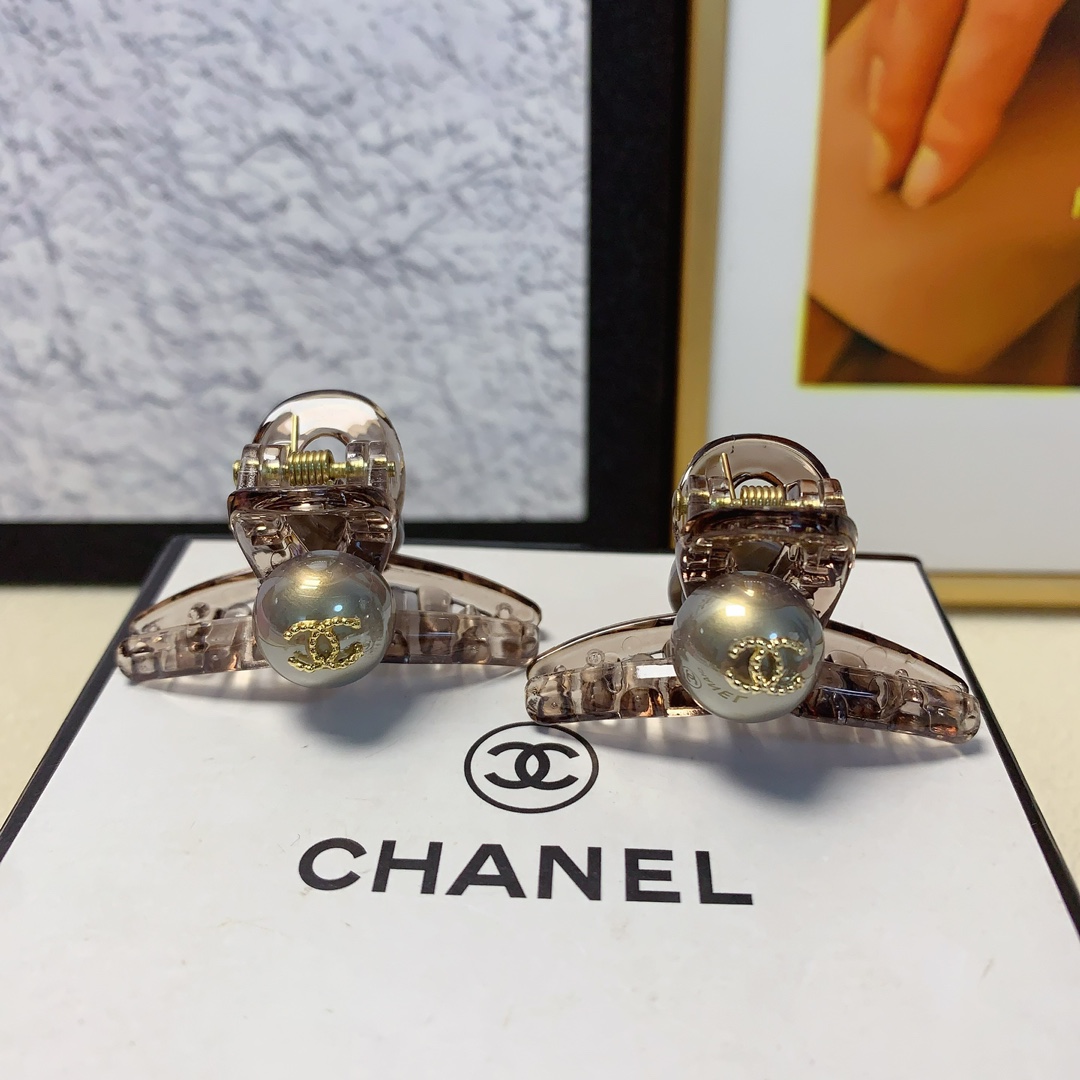 NO:276253,Chanel Xiaoxiang Chanel clip Pearl logo clip Korean version small edge clip Exquisite little fairy must-in item Treasure style Recommended style closed eyes (a pair of hairpins, hairpins, chanel, hairpins19860909chanel小香 chanel抓夹 珍珠logo抓夹韩版小边夹 精致小仙女必入单品 宝藏款 闭眼入推荐款（一对发夹,发夹,chanel,hairpins,accessory