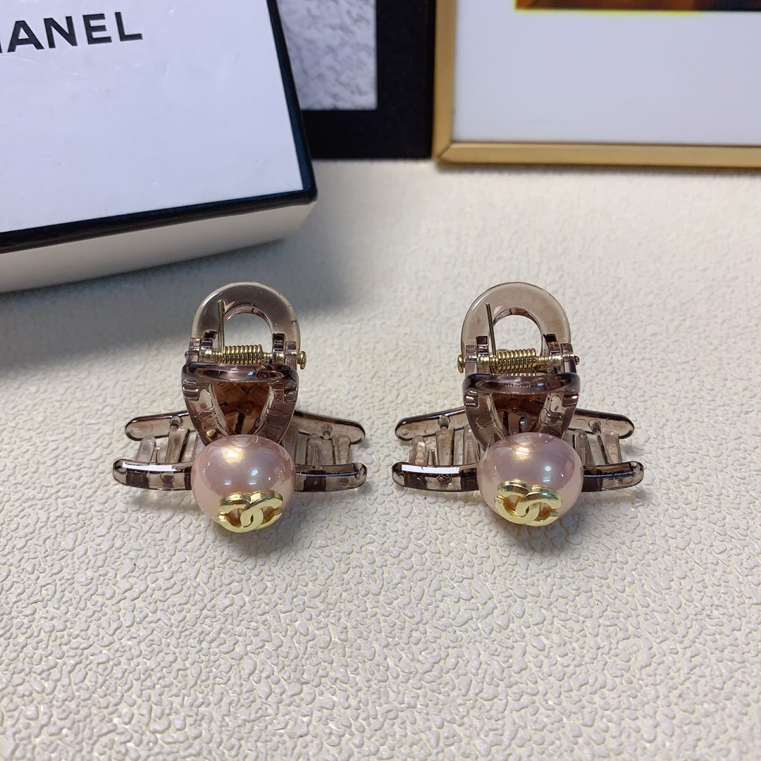 NO:276256,Chanel Xiaoxiang Chanel clip Pearl logo clip Korean version small edge clip Exquisite little fairy must-in item Treasure style Recommended hair clips, hair clips, chanel, hairpins19860909chanel小香 chanel抓夹 珍珠logo抓夹韩版小边夹 精致小仙女必入单品 宝藏款 闭眼入推荐款发夹,发夹,chanel,hairpins,accessory