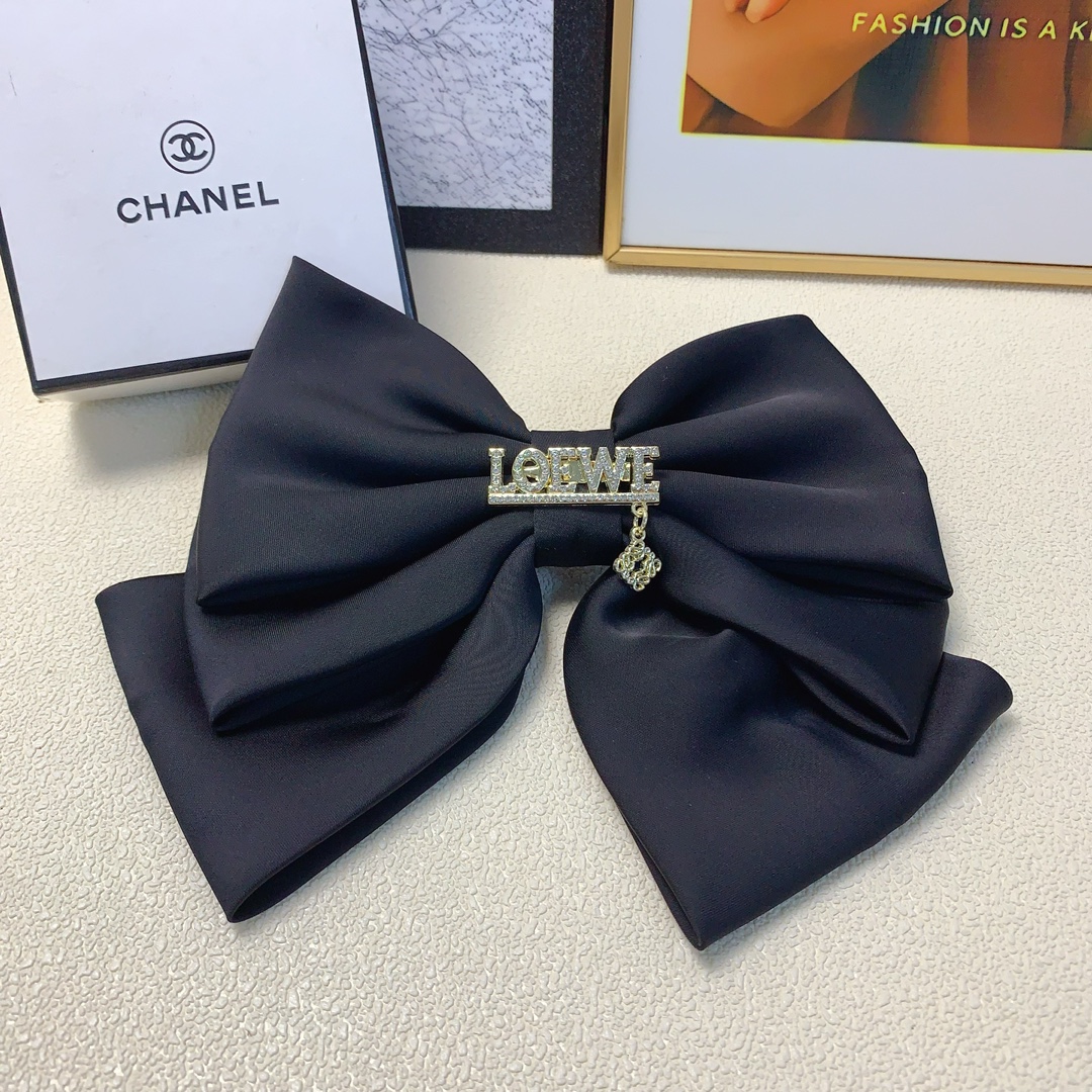 NO:276290,loewe loewe hairpin new logo bow hairpin spring clip style three-dimensional temperament fashionable and versatile little fairy must-apply item, closed eyes recommended style (single hairpin, hairpin, loewe, loewe, hairpins19860909loewe罗意威 loewe发夹 新款logo蝴蝶结发夹弹簧夹版型立体气质时尚百搭小仙女必入单品 闭眼入推荐款（单个发夹,发夹,loewe,loewe,hairpins,accessory