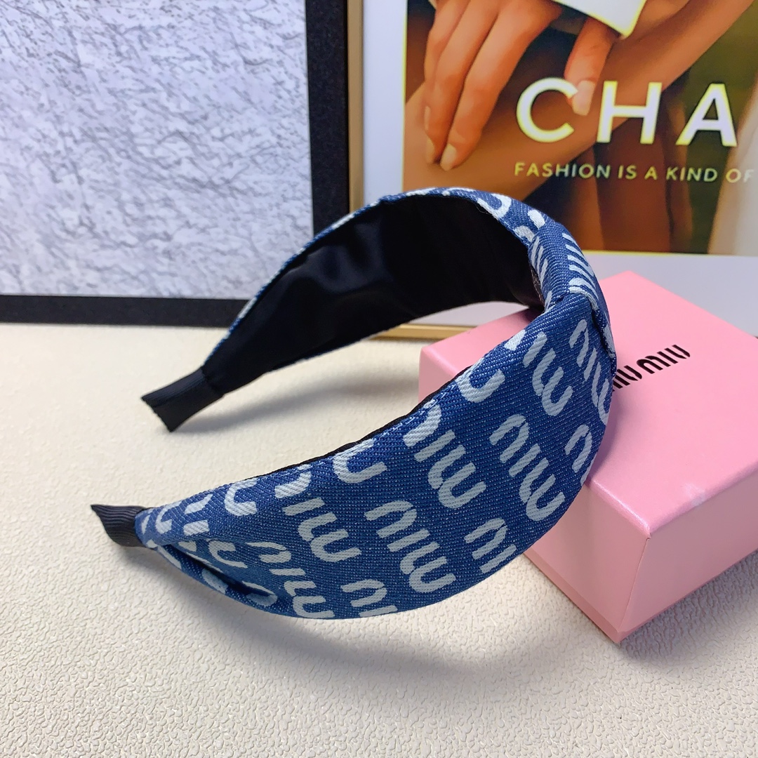 NO:277715,Miumiu Miumiu hairband New denim printed logo hairband Fashionable temperament versatile little fairy must-in-one item Treasure model Closed eyes recommended (single) hairpins, hairpins, miumiu, hairpins19860909miumiu缪缪 miumiu发箍 新款牛仔布印花logo发箍 时尚气质百搭小仙女必入单品 宝藏款 闭眼入推荐款（单个）发夹,发夹,miumiu,hairpins,accessory