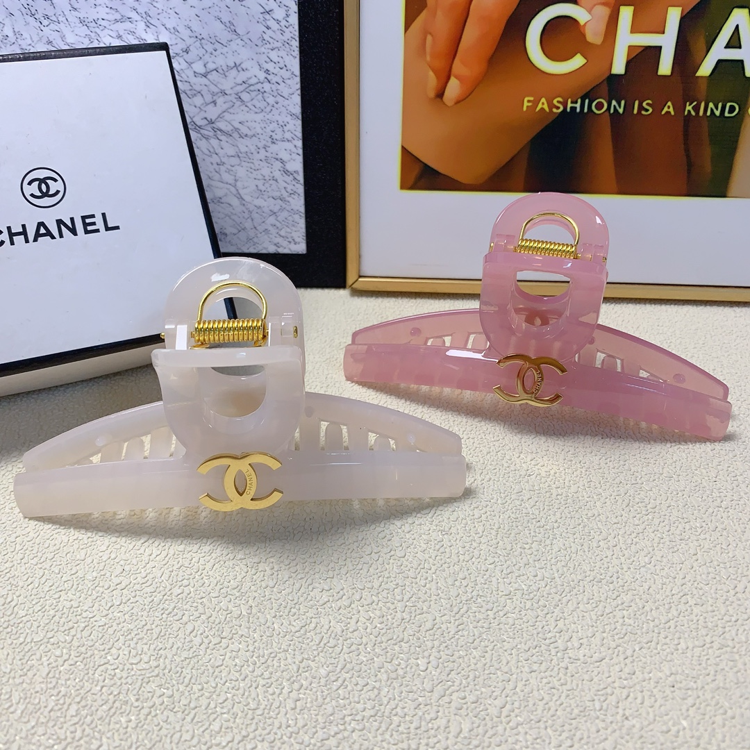 NO:276331,Chanel Xiaoxiang Chanel clip new titanium steel logo clip temperament versatile daily exquisite small items must-in for the little fairy Treasure model closed eyes recommended (single hairband box) hairpins, hairpins, chanel, hairpins19860909chanel小香 chanel抓夹 新款钛钢logo抓夹气质百搭日常精致小单品小仙女必入单品 宝藏款 闭眼入推荐款（单个配发箍盒）发夹,发夹,chanel,hairpins,accessory