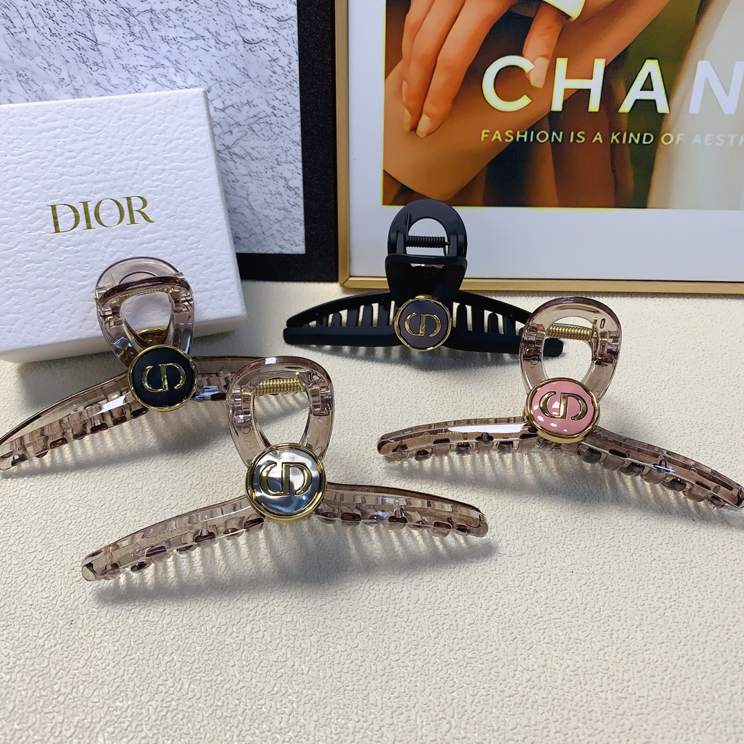 NO:276492,Dior Dior clip new logo clip temperament versatile daily exquisite small items must-in for the little fairy. Treasure model. Recommended style for closed eyes (single with hairband box) hairpins, hairpins, dior, dior, hairpins19860909Dior迪奥 Dior抓夹 新款logo抓夹气质百搭日常精致小单品小仙女必入单品 宝藏款 闭眼入推荐款（单个配发箍盒）发夹,发夹,dior,dior,hairpins,accessory