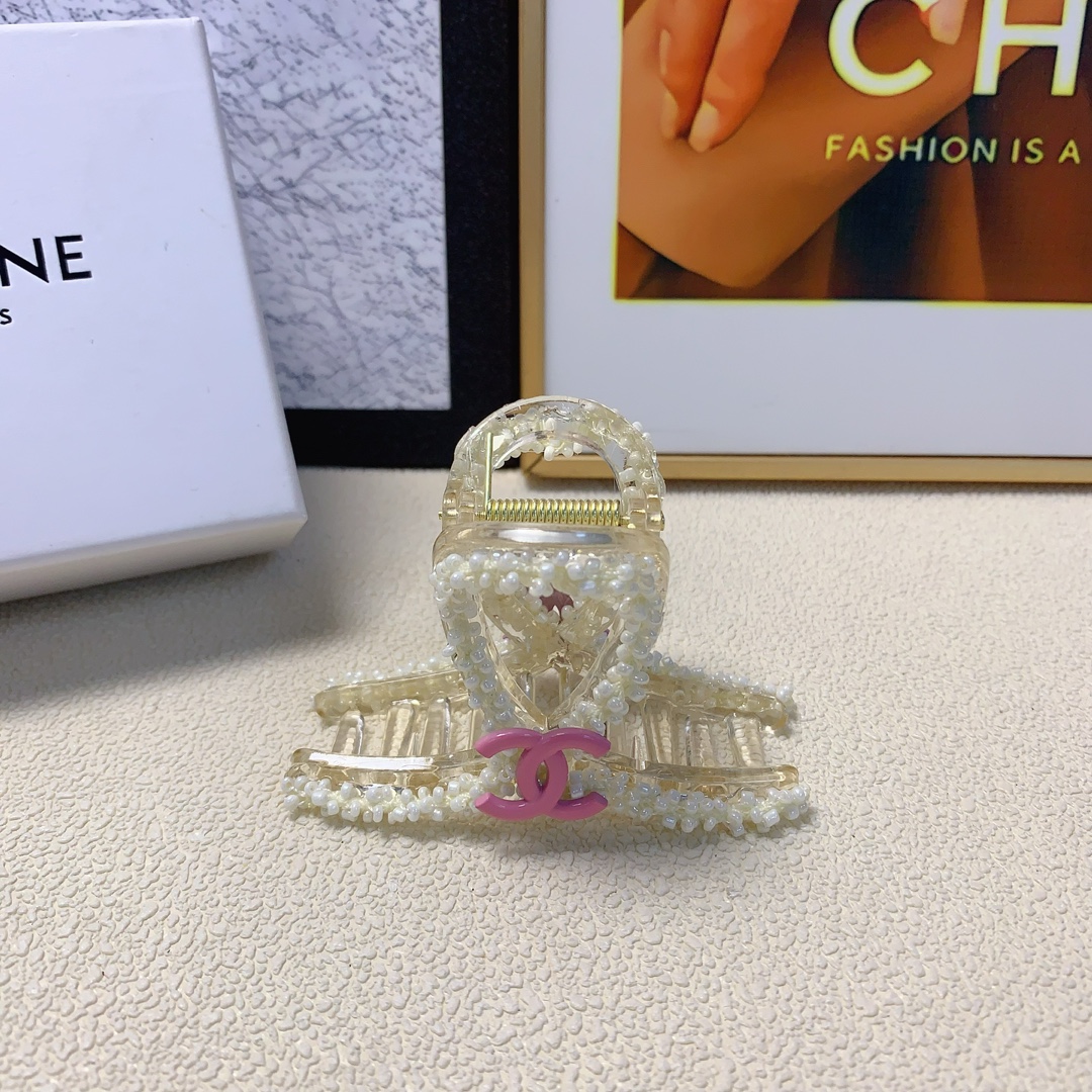 NO:276495,Chanel Xiaoxiang Chanel Clip New Pearl Logo Clip Temperament versatile daily exquisite small items must-in-place for the little fairy Treasure style Closed eyes Recommended (single) hairpins, hairpins, chanel, hairpins19860909chanel小香 chanel抓夹 新款珍珠logo抓夹气质百搭日常精致小单品小仙女必入单品 宝藏款 闭眼入推荐款（单个）发夹,发夹,chanel,hairpins,accessory