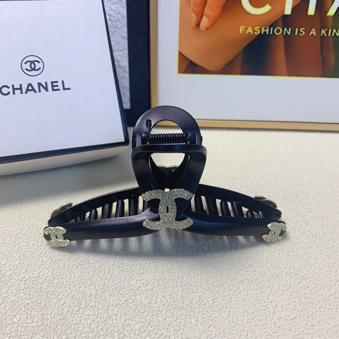 NO:280971,Chanel Xiaoxiang Chanel clip Acrylic logo clip Temperament versatile daily exquisite small items must-in for the little fairy Treasure style Closed eyes Recommended model (single with hairband box) Hair accessories, hairpins, chanel, hairpins19860909chanel小香 chanel抓夹 亚克力logo抓夹气质百搭日常精致小单品小仙女必入单品 宝藏款 闭眼入推荐款（单个配发箍盒）发饰,发夹,chanel,hairpins,accessory