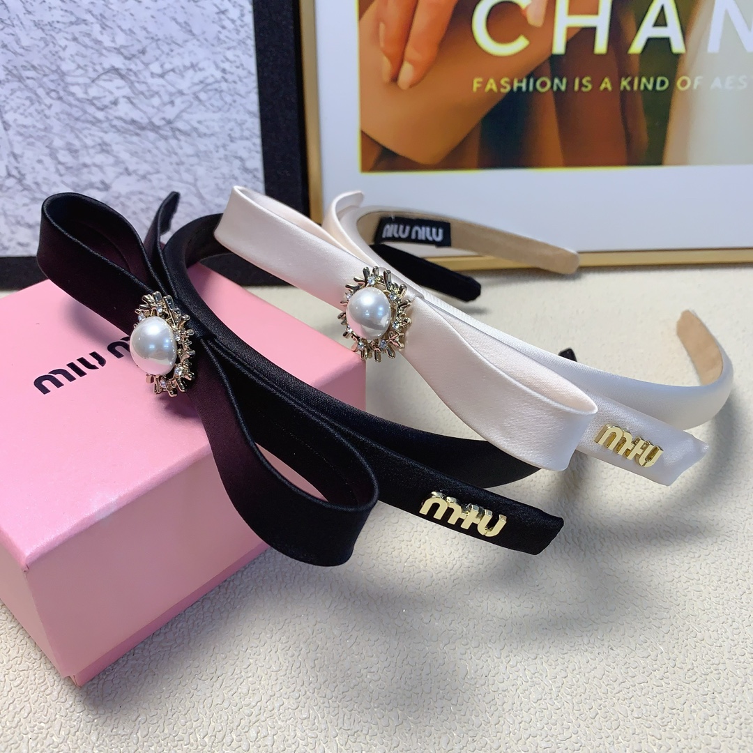 NO:276613,Miumiu Miumiu hairband Korean version of pearl logo bow hairband Fashion and versatile little fairy must-have item Treasure style Close eyes recommended (single) hairpins, hairpins, miumiu, hairpins19860909miumiu缪缪 miumiu发箍 韩版珍珠logo蝴蝶结发箍 时尚气质百搭小仙女必入单品 宝藏款 闭眼入推荐款（单个）发夹,发夹,miumiu,hairpins,accessory