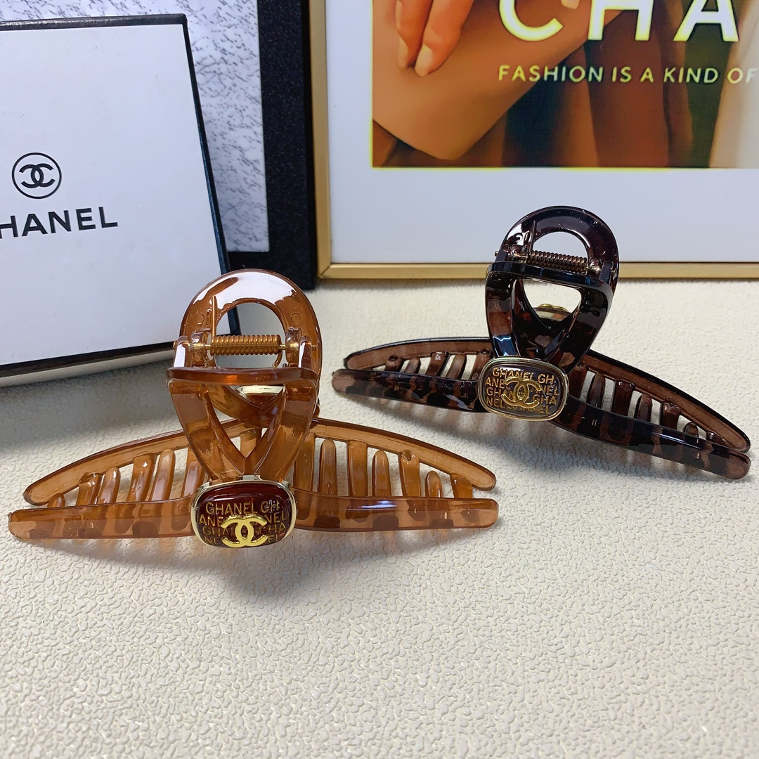 NO:276632,Chanel Xiaoxiang Chanel Hairpins New logo clips All-matched temperament and exquisite daily items Little fairy must-have items Treasure style Closed eyes Recommended style (single with hairband box) Hairpins, hairpins, chanel, hairpins19860909chanel小香 chanel发夹 新款logo抓夹 气质百搭 日常精致小单品 小仙女必入单品 宝藏款 闭眼入推荐款（单个配发箍盒）发夹,发夹,chanel,hairpins,accessory