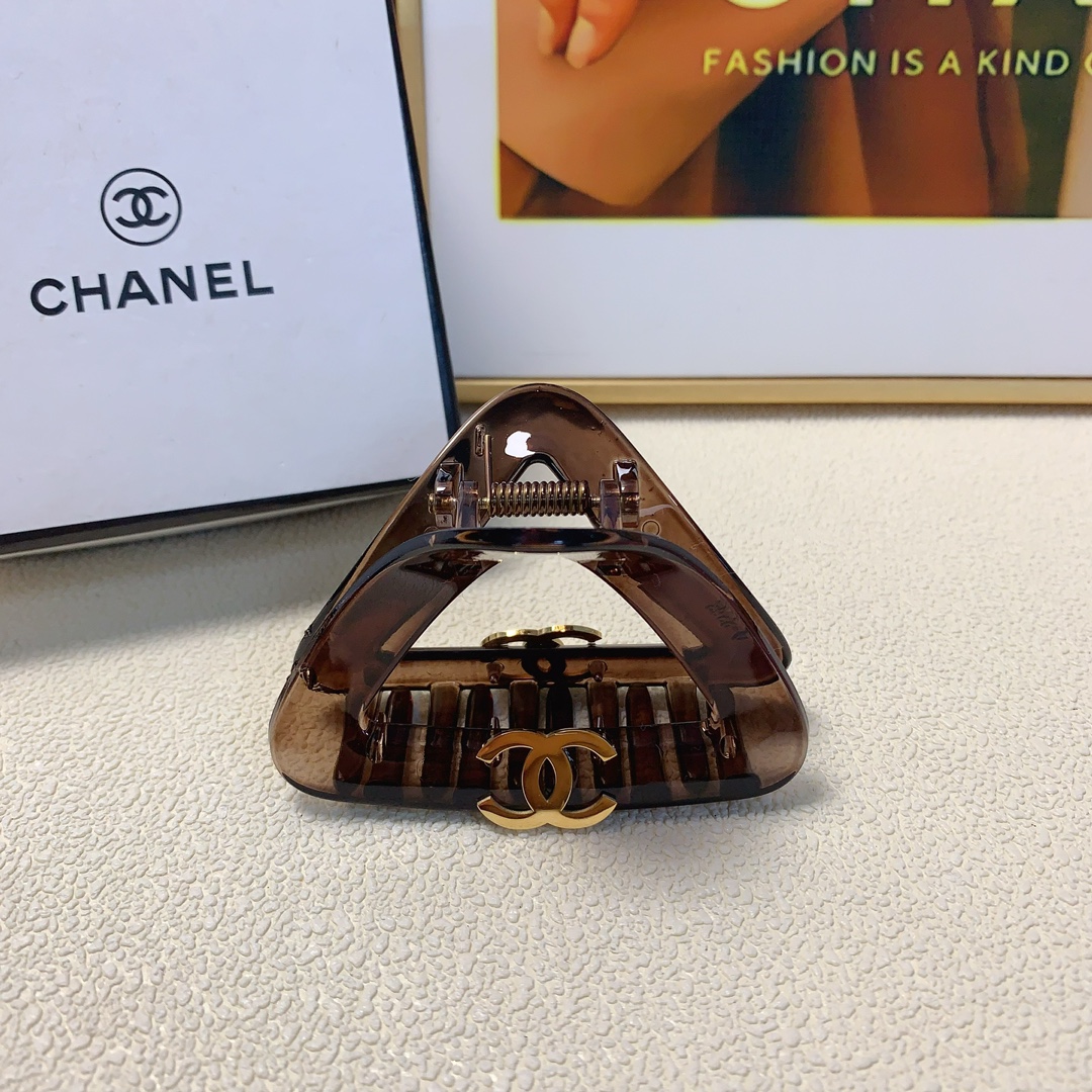 NO:276651,Chanel Xiaoxiang Chanel clip Triangular △ Titanium steel logo clip Temperature and versatile daily exquisite items Little fairy must-have items Treasure style Close eyes recommended (single) hairpins, hairpins, chanel, hairpins19860909chanel小香 chanel抓夹 三角形△钛钢logo抓夹 气质百搭 日常精致小单品 小仙女必入单品 宝藏款 闭眼入推荐款（单个）发夹,发夹,chanel,hairpins,accessory
