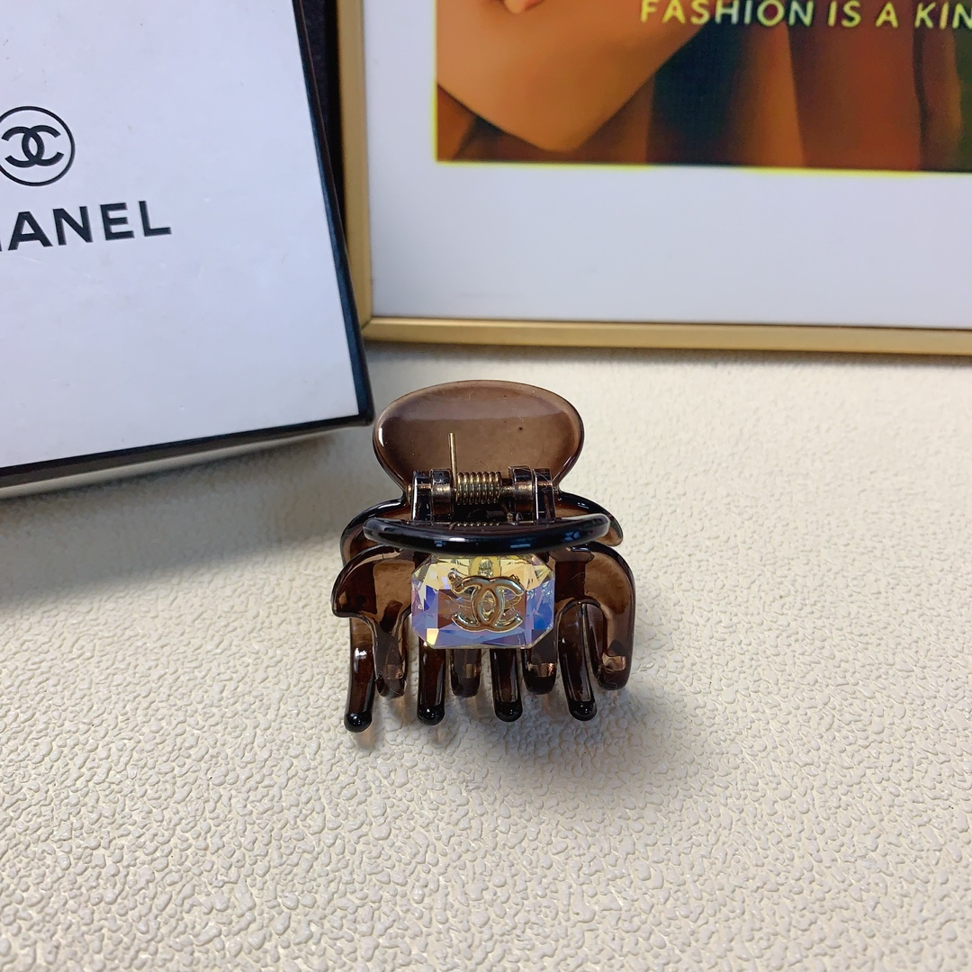 NO:276657,Chanel Xiaoxiang Chanel clip Czech diamond logo clip Temperament versatile daily exquisite items Little fairy must-have items Treasure style Close eyes recommended (single) hairpins, hairpins, chanel, hairpins19860909chanel小香 chanel抓夹 捷克钻logo抓夹 气质百搭 日常精致小单品 小仙女必入单品 宝藏款 闭眼入推荐款（单个）发夹,发夹,chanel,hairpins,accessory