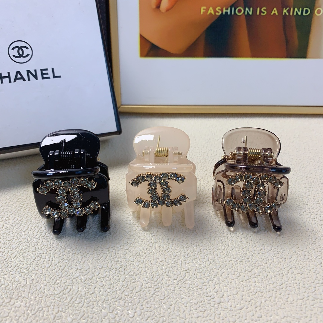 NO:276663,Chanel Xiaoxiang Chanel clip full diamond logo clip, versatile temperament, daily exquisite items, must-have items for fairies, treasure style, recommended style for closed eyes (single) hairpins, hairpins, chanel, hairpins19860909chanel小香 chanel抓夹 满钻logo抓夹 气质百搭 日常精致小单品 小仙女必入单品 宝藏款 闭眼入推荐款（单个）发夹,发夹,chanel,hairpins,accessory