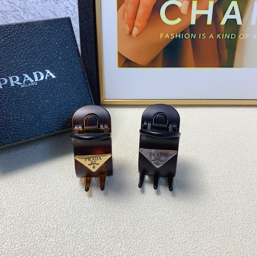 NO:276614,Prada Prada Prada clip Acrylic titanium steel logo clip Elegant and elegant everyday exquisite items Little fairy must-have items Treasure style Close eyes recommended (single) hairpin, hairpin, prada, prada, hairpins19860909Prada普拉达 Prada抓夹 亚克力钛钢logo抓夹 气质百搭 日常精致小单品 小仙女必入单品 宝藏款 闭眼入推荐款（单个）发夹,发夹,prada,prada,hairpins,accessory