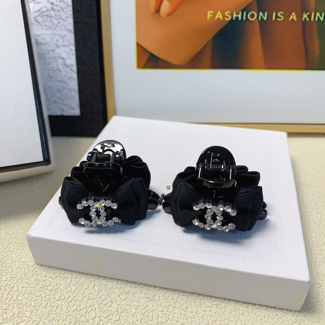 NO:276623,Chanel Xiaoxiang Chanel clip, bow full diamond logo clip, Korean version small edge clip, exquisite little fairy must-in item, treasure style, recommended style (one pair) hairpin, hairpin, chanel, hairpins19860909chanel小香 chanel抓夹 蝴蝶结满钻logo抓夹韩版小边夹 精致小仙女必入单品 宝藏款 闭眼入推荐款（一对）发夹,发夹,chanel,hairpins,accessory
