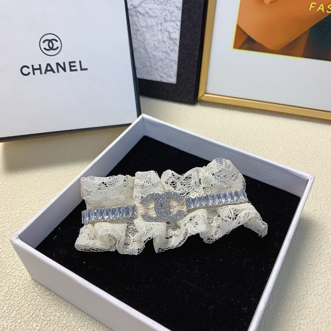 NO:276629,Chanel Xiaoxiang Chanel press clip Lace full diamond logo press clip edge clip bang clip daily exquisite small items, temperament versatile little fairy must-have items Treasure model Close eyes recommended (single) hairpin, hairpin, chanel, hairpins19860909chanel小香 chanel压夹 蕾丝满钻logo压夹边夹刘海夹日常精致小单品 气质百搭小仙女必入单品 宝藏款 闭眼入推荐款（单个）发夹,发夹,chanel,hairpins,accessory