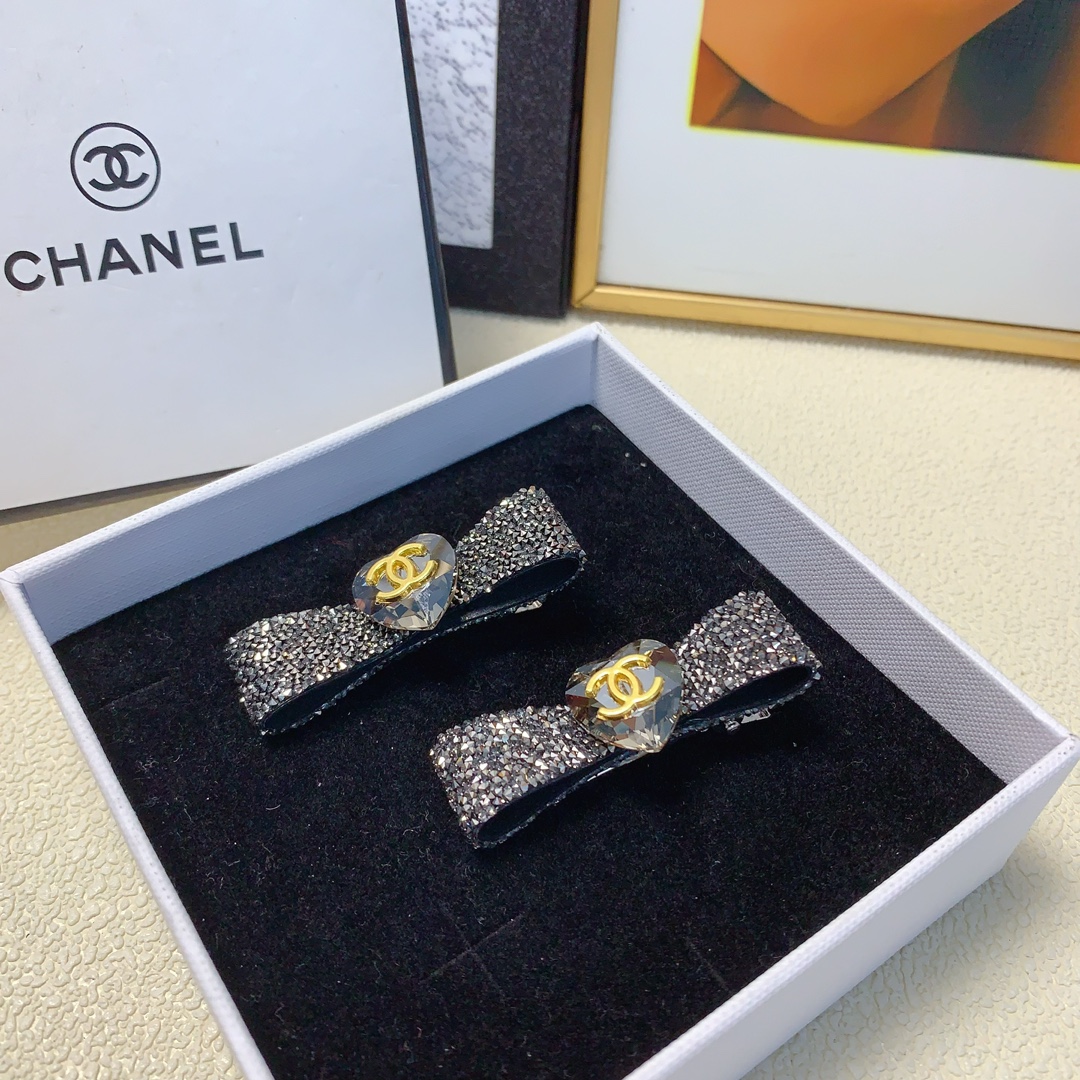 NO:276647,Chanel Xiaoxiang Chanel Hairpins Czech diamond logo press clip edge clip bang clip daily exquisite small items, temperament and versatile little fairy must-have items, treasure style, closed eyes and recommended style (one pair) hairpins, hairpins, chanel, hairpins19860909chanel小香 chanel发夹 捷克钻logo压夹边夹刘海夹日常精致小单品 气质百搭小仙女必入单品 宝藏款 闭眼入推荐款（一对）发夹,发夹,chanel,hairpins,accessory