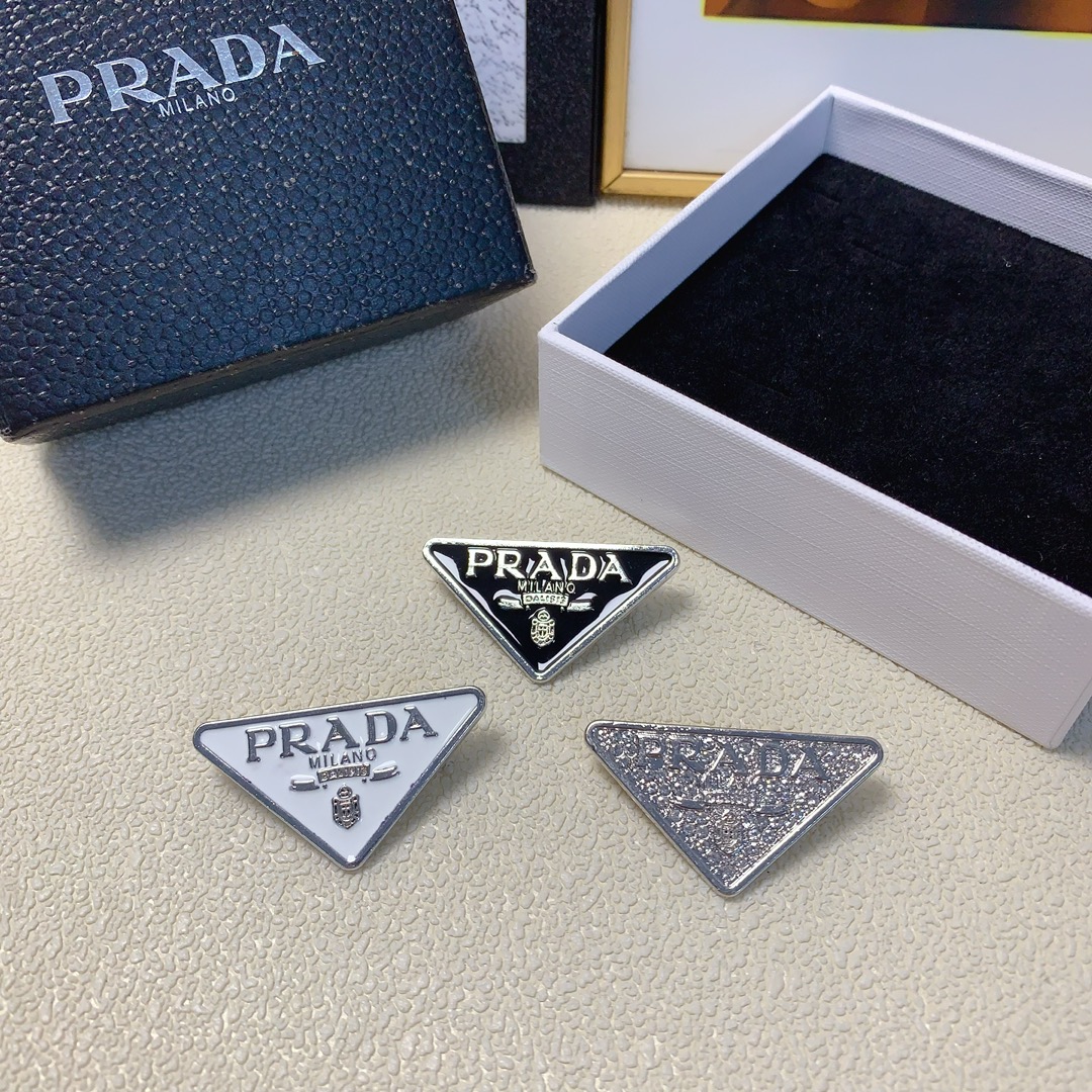 NO:276659,Prada Prada brooch New triangle brooch temperament versatile little fairy must-have item Treasure model Closed eyes recommended (single hairpin, hairpin, prada, prada, brooch, breastpin, hairpin19860909Prada普拉达 Prada胸针 新款三角牌胸针气质百搭小仙女必入单品 宝藏款 闭眼入推荐款（单个发夹,发夹,prada,prada,brooch，breastpin,hairpins,accessory