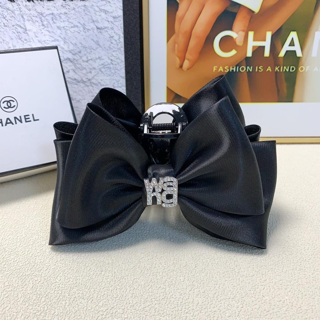 NO:277743,wang Alexander Wang Hairpins New logo clips Temperament versatile daily exquisite items Little fairy must-have items Treasure style Closed eyes recommended (single hairband box) hairpins, hairpins, alexander wang, hairpins19860909wang亚历山大王 wang发夹 新款logo抓夹 气质百搭 日常精致小单品 小仙女必入单品 宝藏款 闭眼入推荐款（单个配发箍盒）发夹,发夹,alexander wang,hairpins,accessory