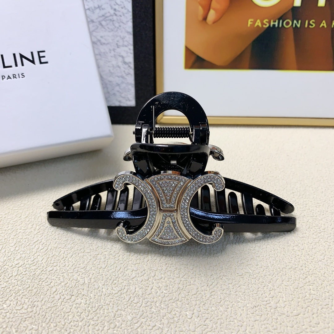 NO:276676,celine celine clip Arc de Triomphe full diamond logo clip, versatile temperament, daily exquisite items, must-have items for fairies, treasure style, recommended style for closed eyes (single with hairband box) hairpins, hairpins, celine, celine, hairpins19860909celine赛琳 celine抓夹 凯旋门满钻大logo抓夹 气质百搭 日常精致小单品 小仙女必入单品 宝藏款 闭眼入推荐款（单个配发箍盒）发夹,发夹,celine,celine,hairpins,accessory