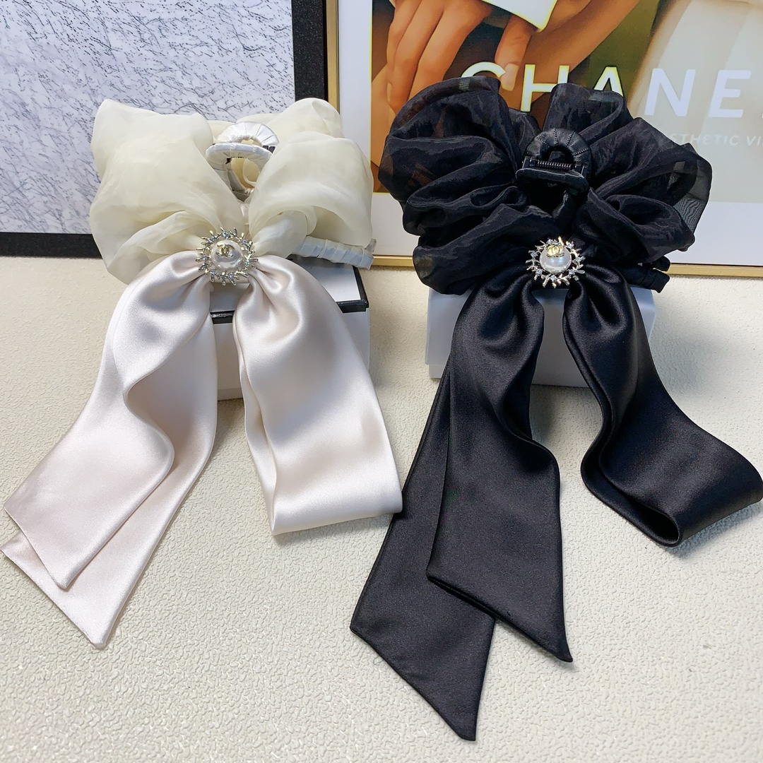 NO:276684,Chanel Xiaoxiang Chanel clips Two-piece set of clip rubber bands, versatile temperament, daily exquisite items, must-have items for fairies, treasure style, recommended style for closed eyes (a set with hairband box) hairpins, hairpins, chanel, hairpins19860909chanel小香 chanel抓夹 两件套抓夹皮筋两用,气质百搭 日常精致小单品 小仙女必入单品 宝藏款 闭眼入推荐款（一套配发箍盒）发夹,发夹,chanel,hairpins,accessory